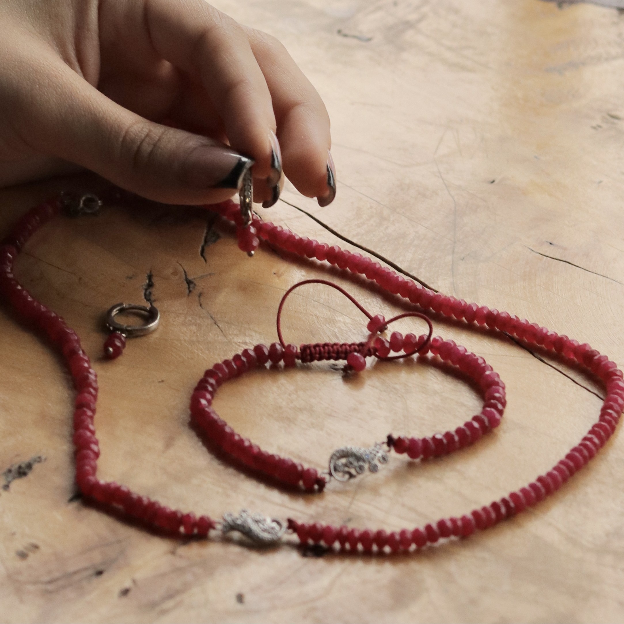 نیم ست یاقوت  ونقره.شامل گردنبند،گوشواره ودستبند.قسمتهای نقره این نیم ست زیبا با آب طلای سفید پوشش داده شده است