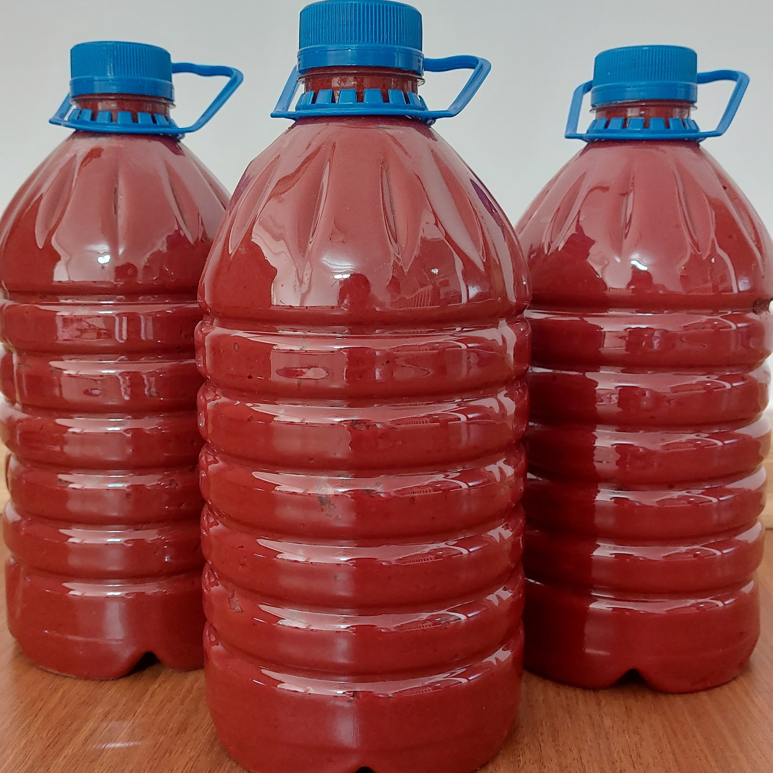 رب گوجه فرنگی طبیعی و خانگی  خوشرنگ و ترش مزه تهیه شده با روش سنتی بدون مواد نگهدارنده غلیظ و سفت 