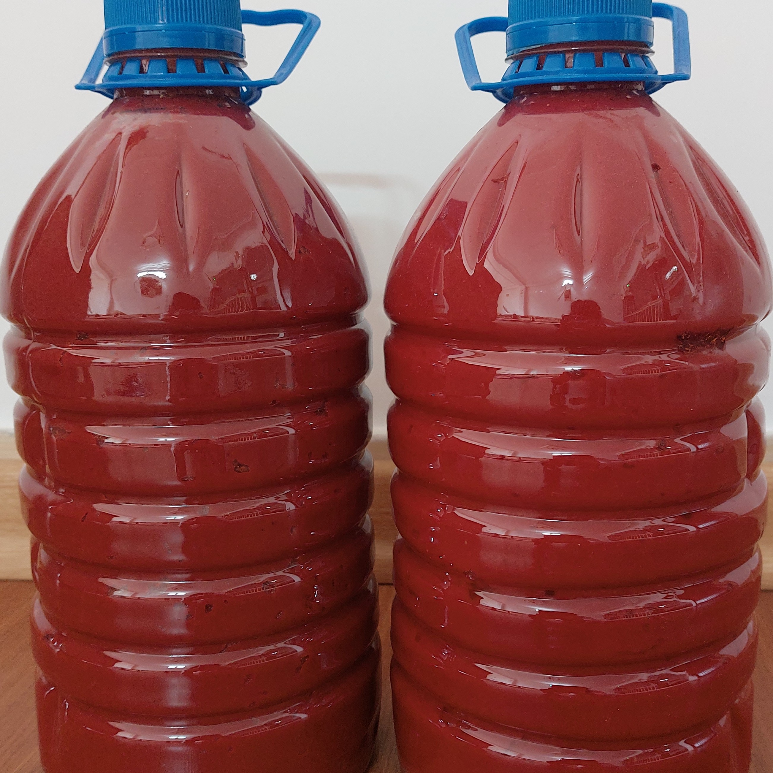 رب گوجه فرنگی صد در صد خانگی بسیار خوشرنگ  ترش مزه و لذیذ تهیه شده با روش کاملا سنتی و بدون مواد نگهدارنده 