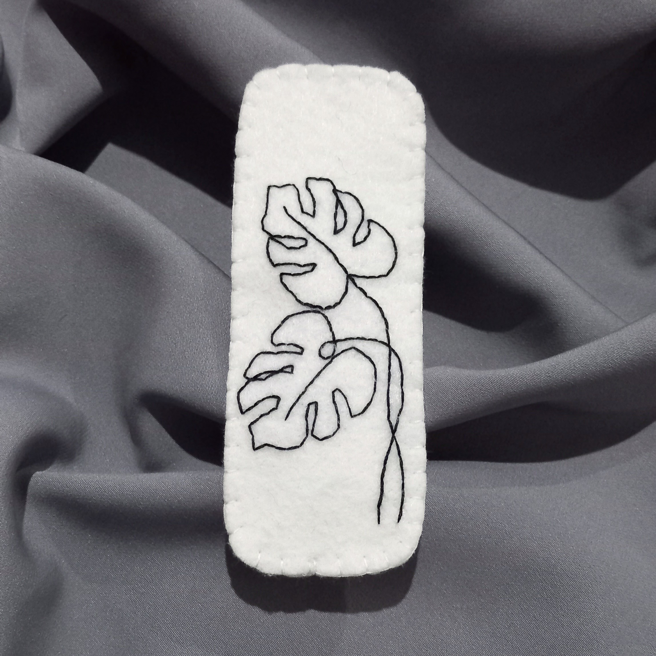 بوکمارک(نشانگر کتاب) نمدی طرح مینیمال گلدوزی شده 