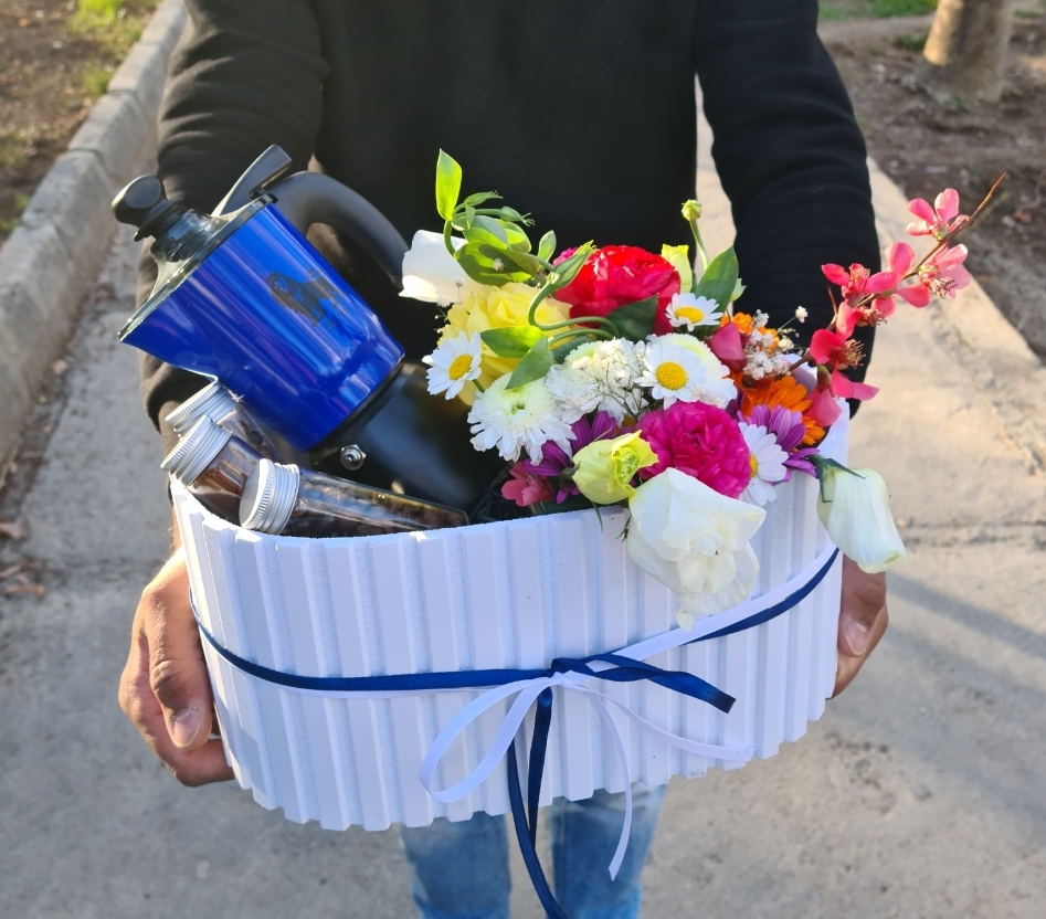باکس هدیه تجهیزات قهوه و سورپرایز جعبه گل