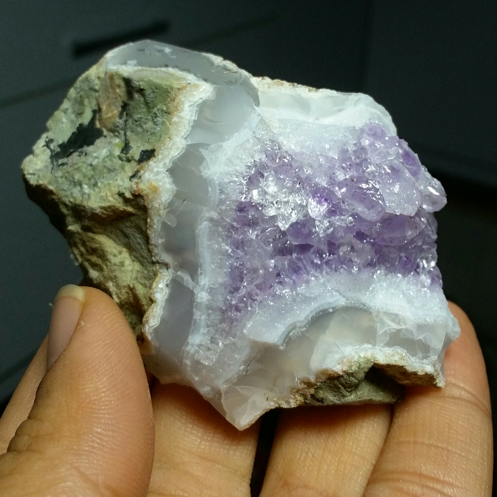 سنگ راف آمتیس آمیتیست آماتیس آمیتیس پر رنگ با تلالوئی بی نظیرکلکسیونی کد 11953