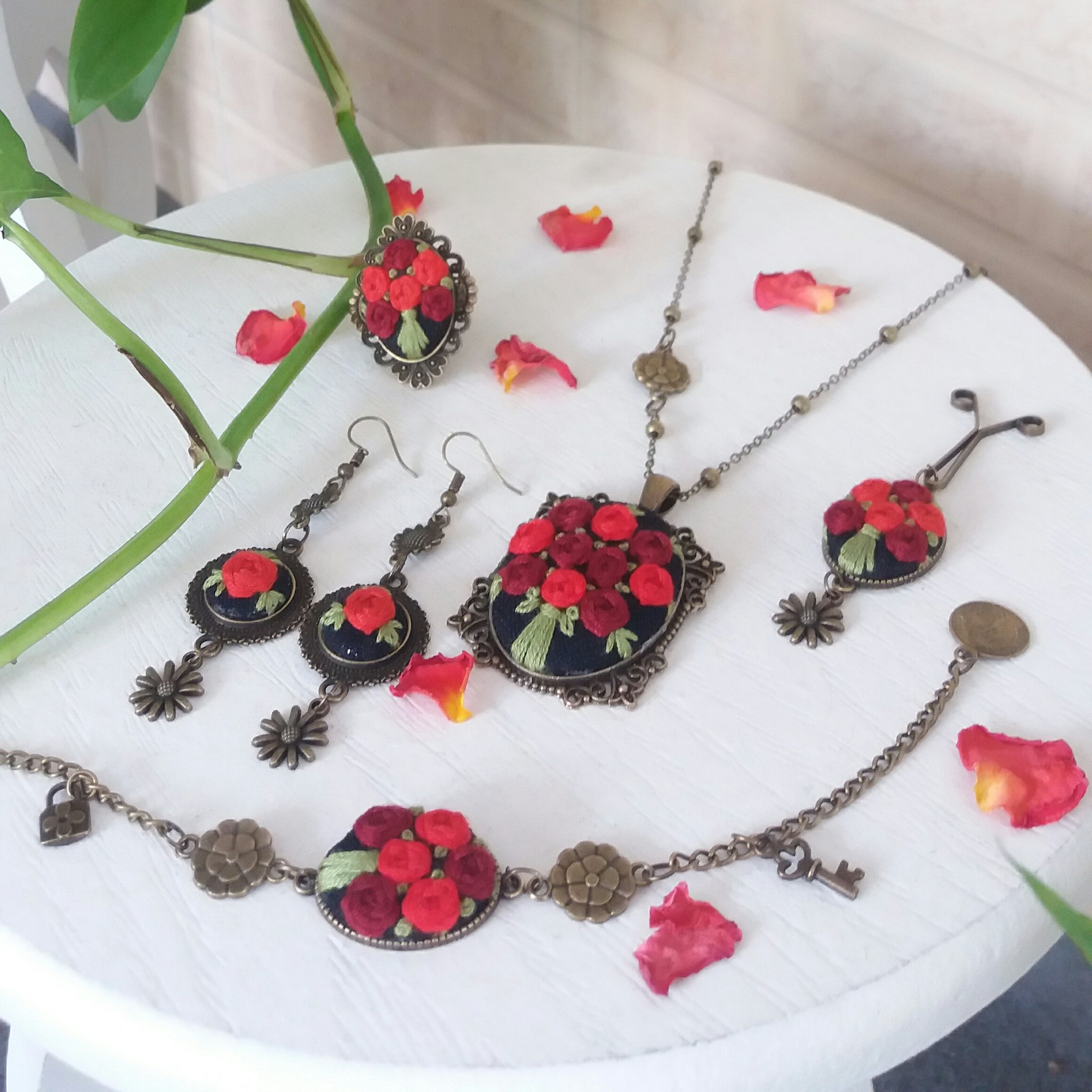 سرویس گلدوزی شده 