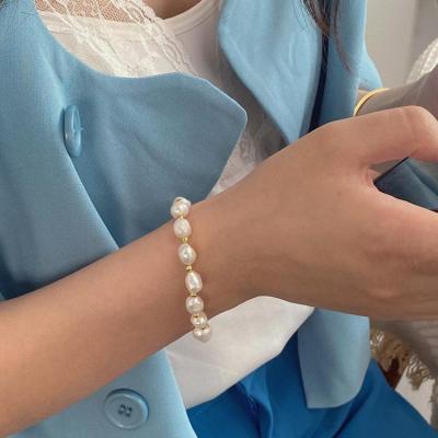 دستبند مروارید پرورشی با گوی طلایی