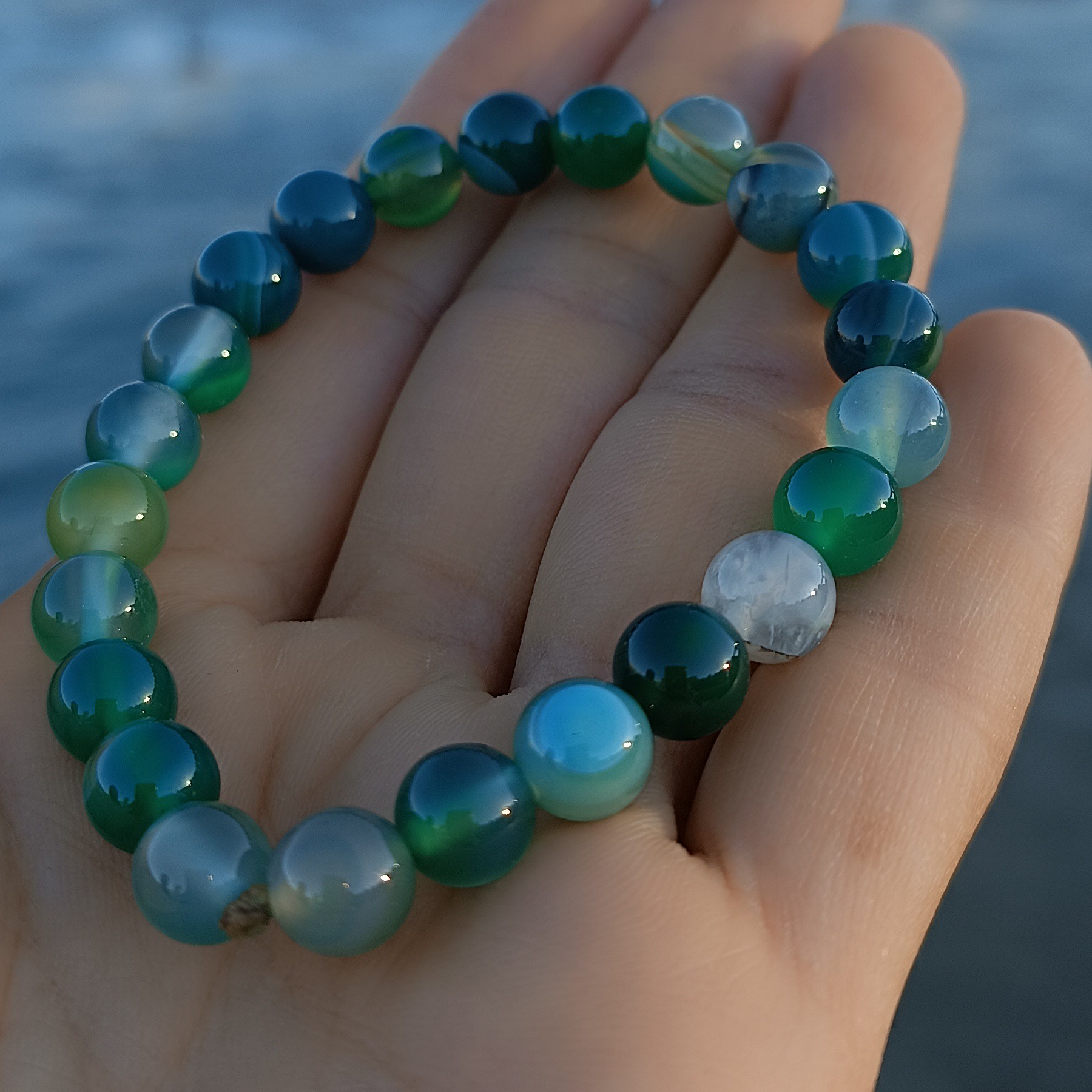 دستبند سنگ معدنی عقیق سبز با کیفیت درجه یک و گره کشویی قابل تنظیم و امکان تبدیل به بند کشی در صورت تمایل شما 
