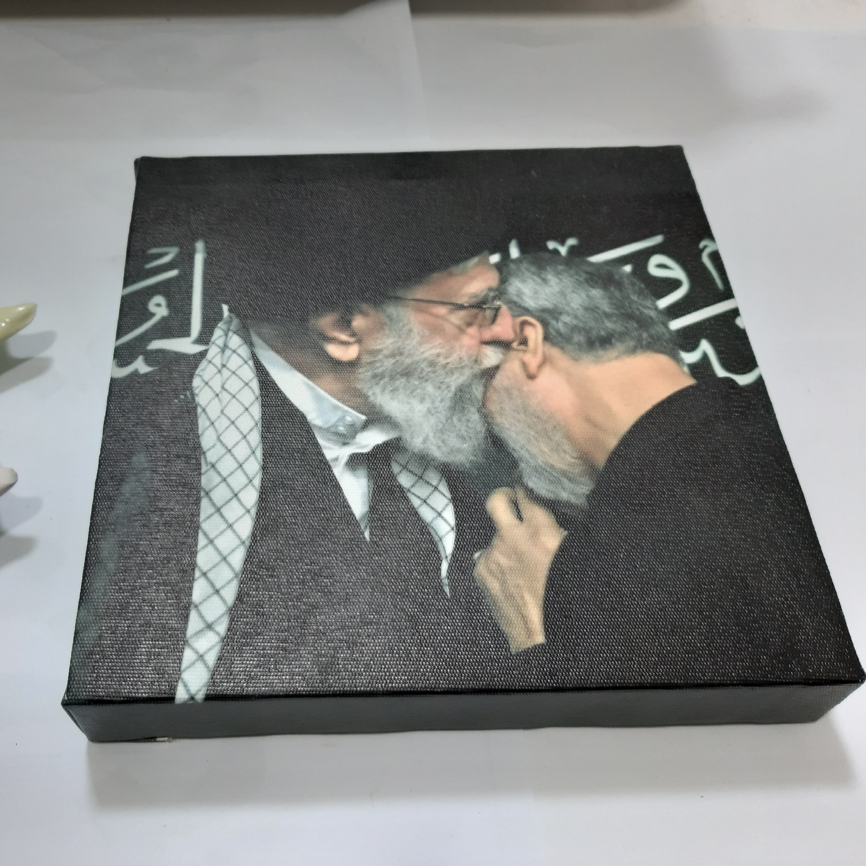 تابلو  چاپ روی بوم نقاشی با عکسه حاج قاسم و رهبر   و   باکیفیت چاپ عالی