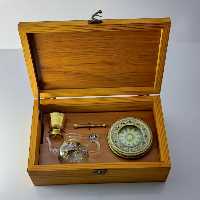 ظروف بسته بندی زعفران -  پک چوبی دوکاره خاتم همراه با هاون  برنجی و قوری  مخصوص