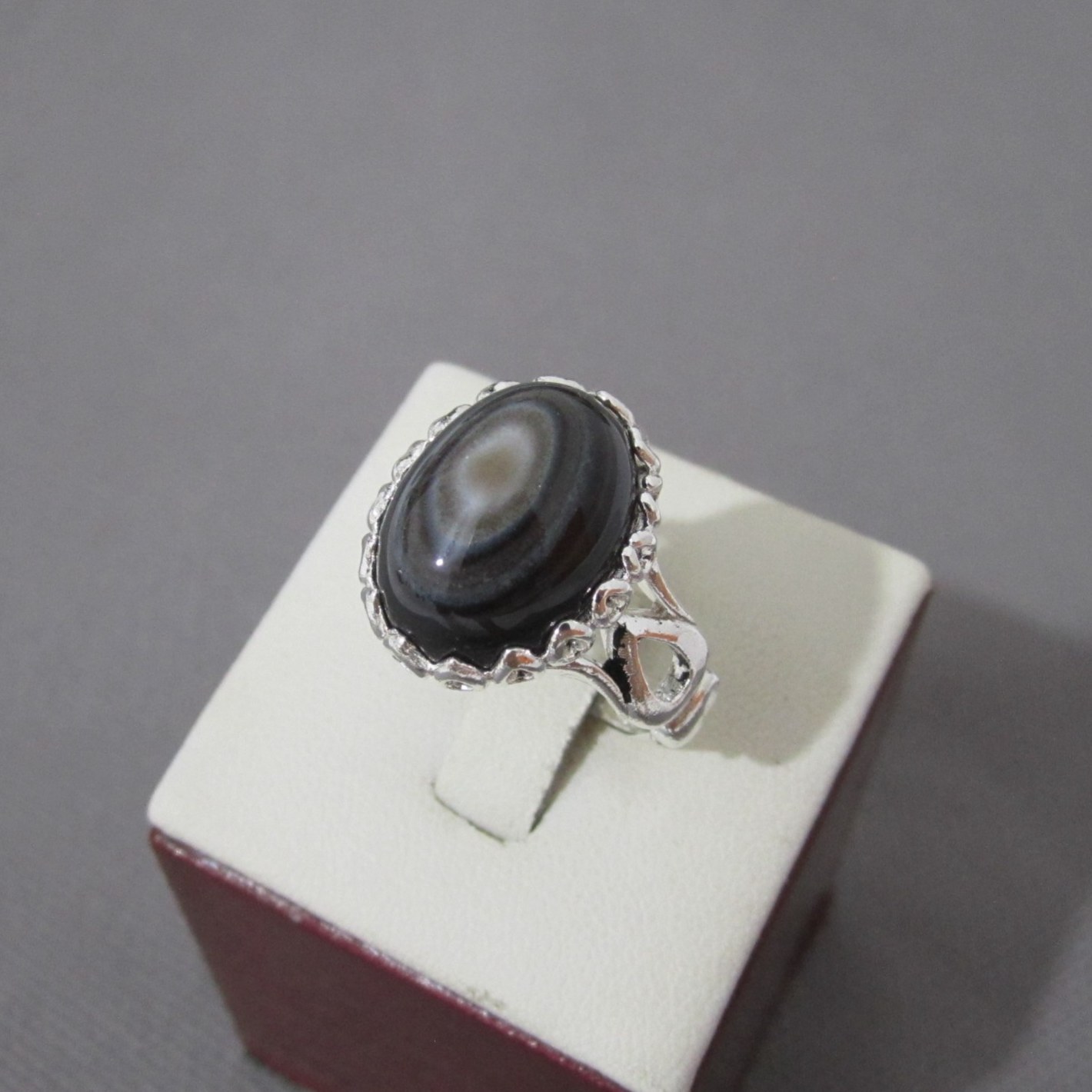 انگشتر عقیق باباقوری اصل زمینه مشکی