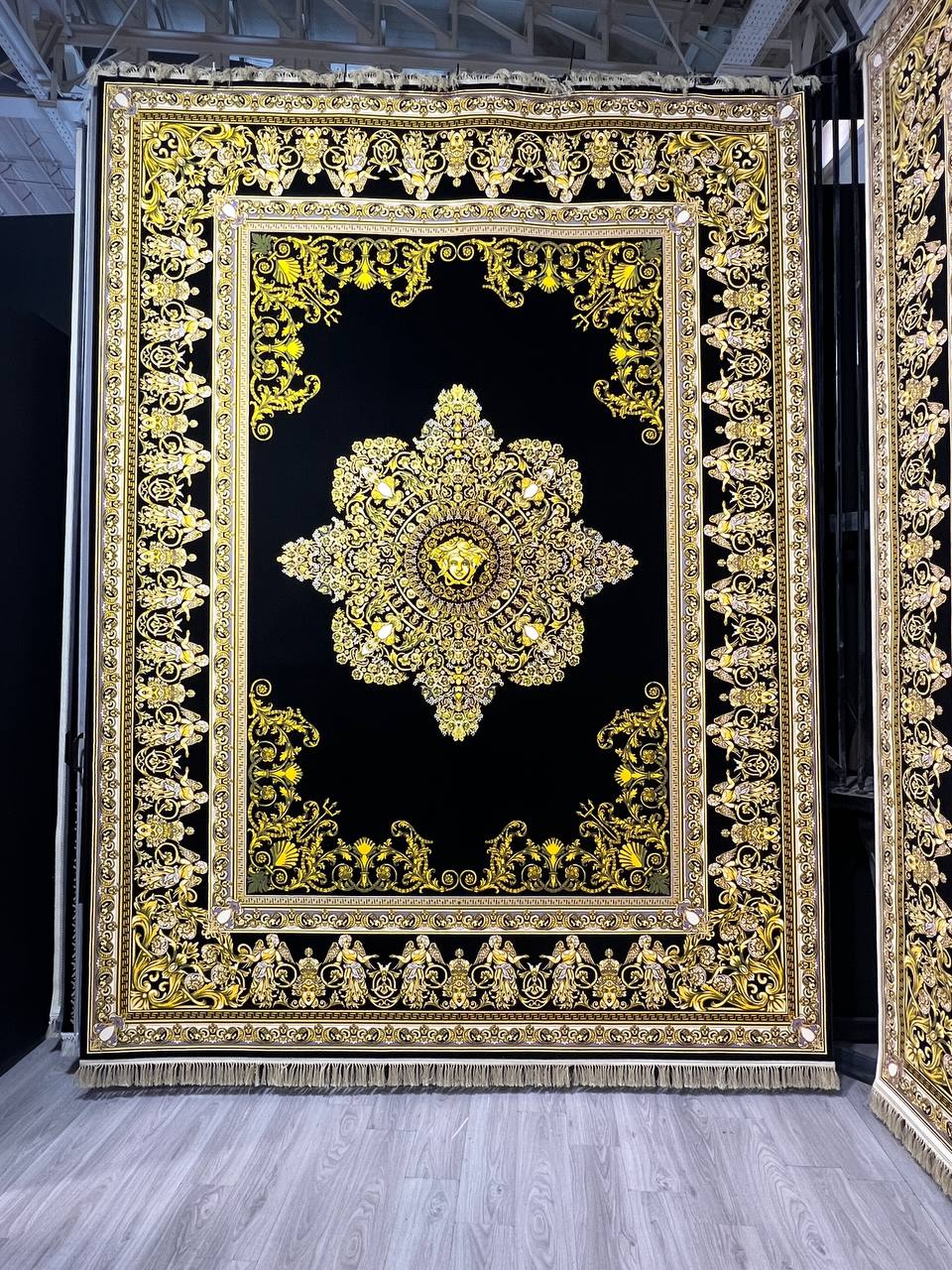 فرش ورساچه مشکی طلایی 1200 شانه - بازرگانی 110