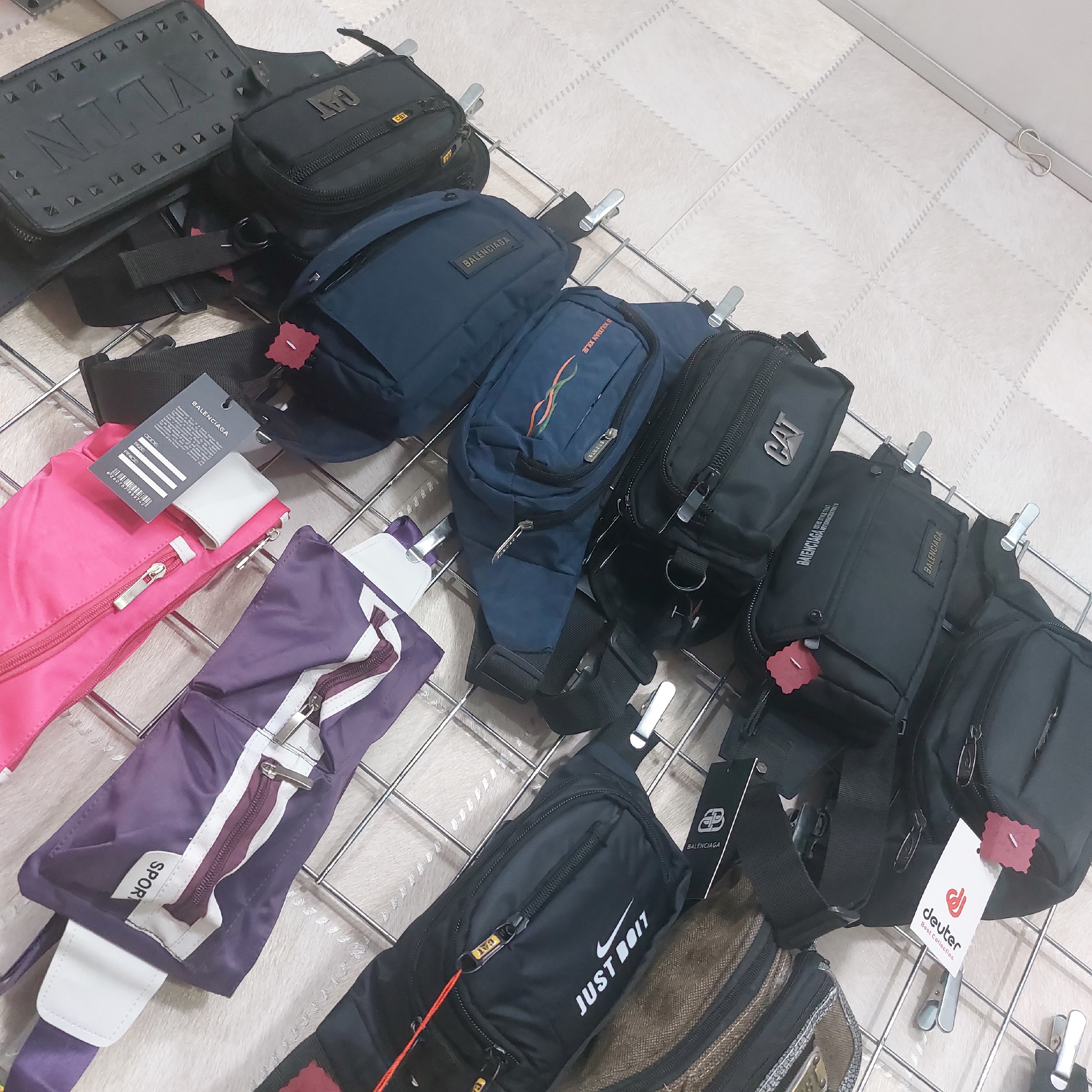 کیف کمری اسپورت دخترانه و پسرانه جنس برزنتی در طرح ها و رنگ های متفاوت. بسیار کاربردی و با کیفیت 