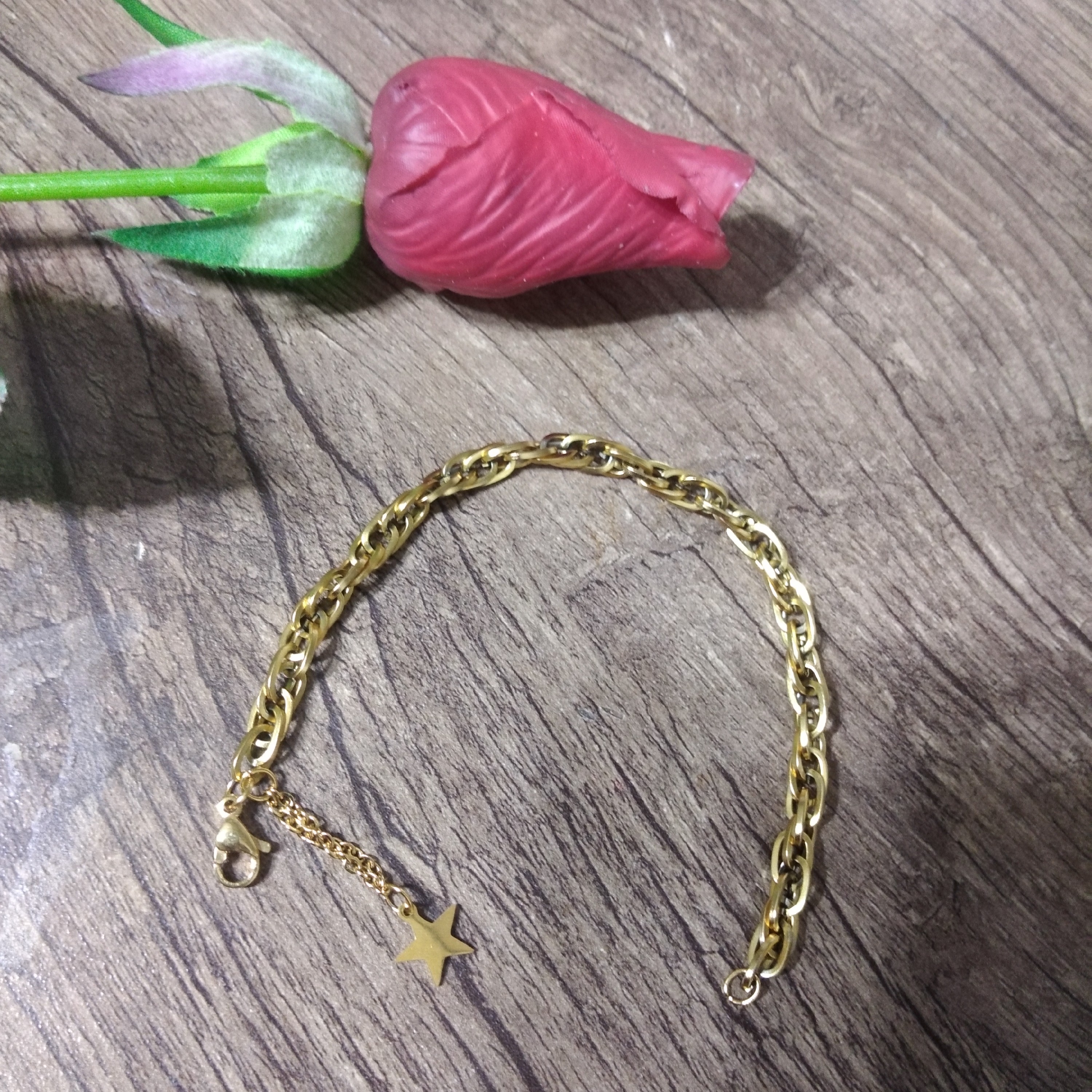 دستبند استیل با اویز. رنگ ثابت تضمینی و بدون ایجاد حساسیت. 