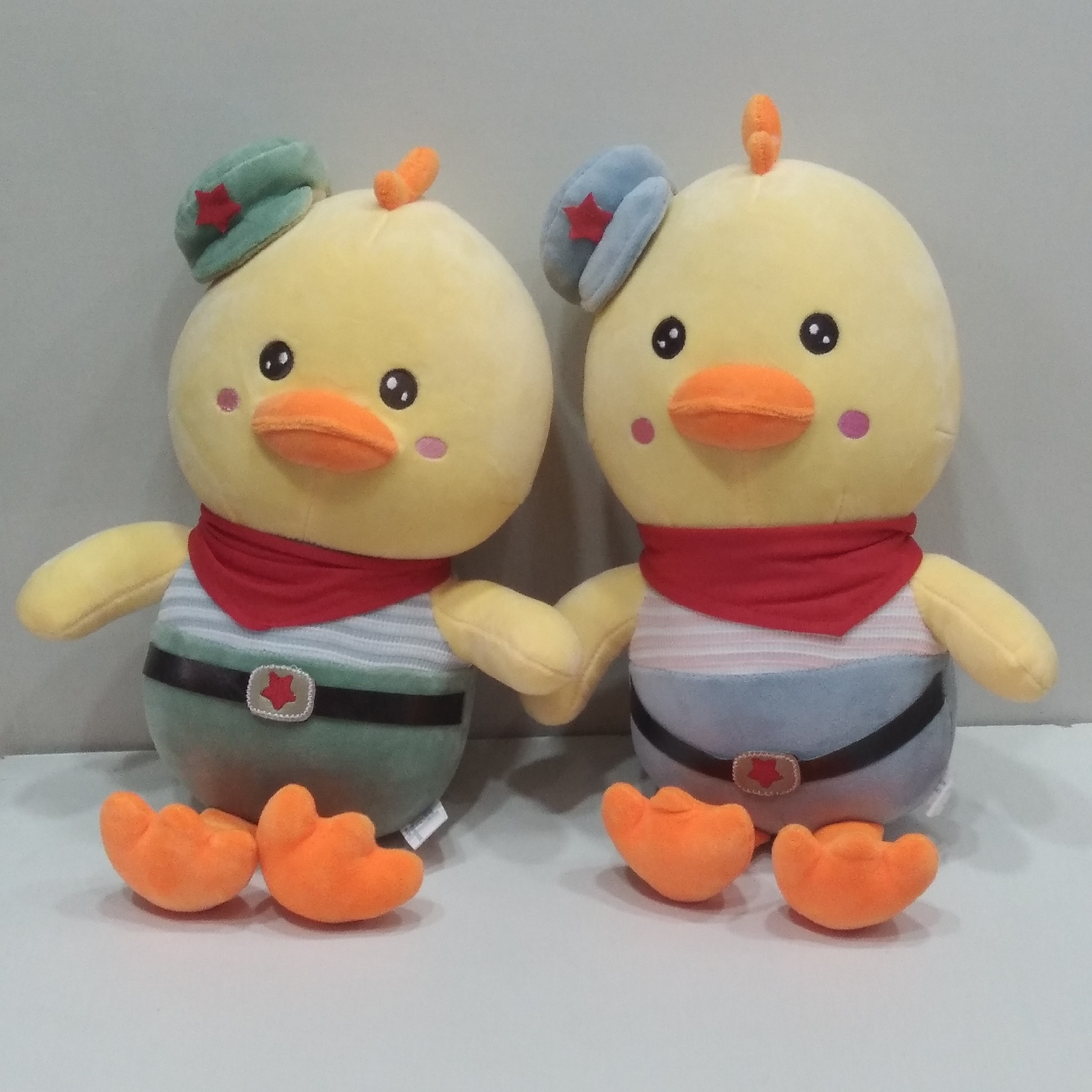 عروسک جوجه کلاهدار