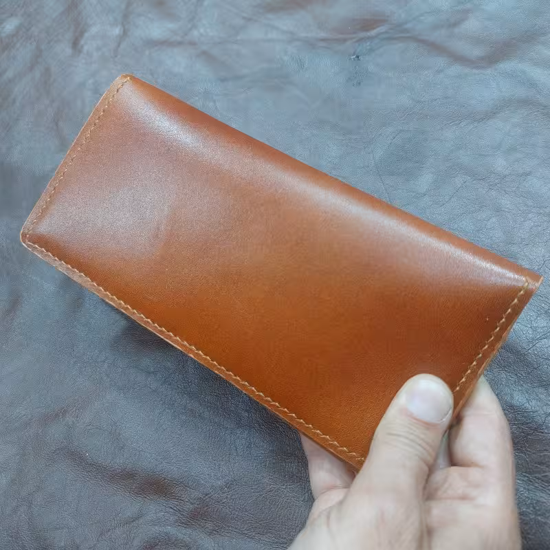 کیف پول تمام چرم طبیعی کاملا دست دوز دارای آستر چرمی. دارای ده جای کارت. قبل از خرید ابتدا موجودی بگیرید 
