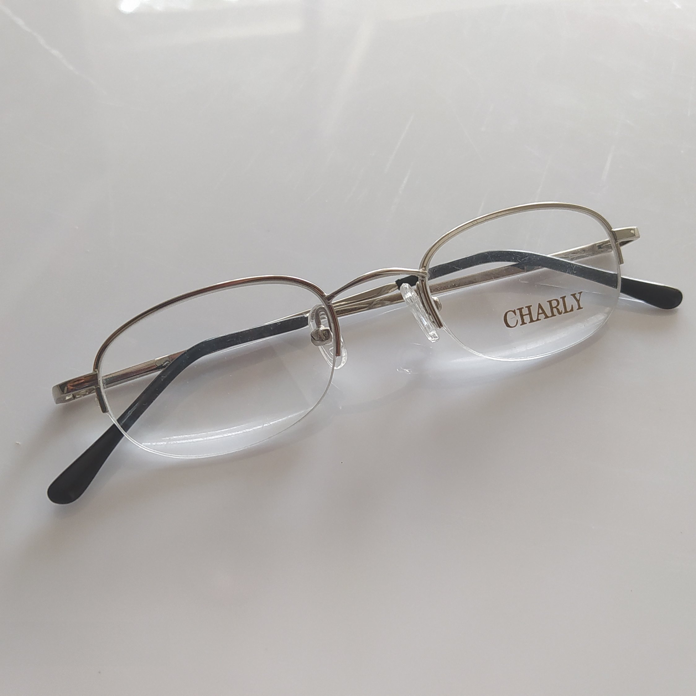 عینک طبی
جنسیت فریم نیمه قاب فلزی دسته فنری
مناسب صورت های متوسط مایل به کوچک مناسب جهت ساخت عدسی طبی جهت مطالعه