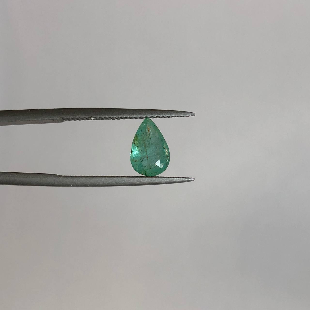 نگین زمرد طبیعی سبز خوشرنگ اشکی240147