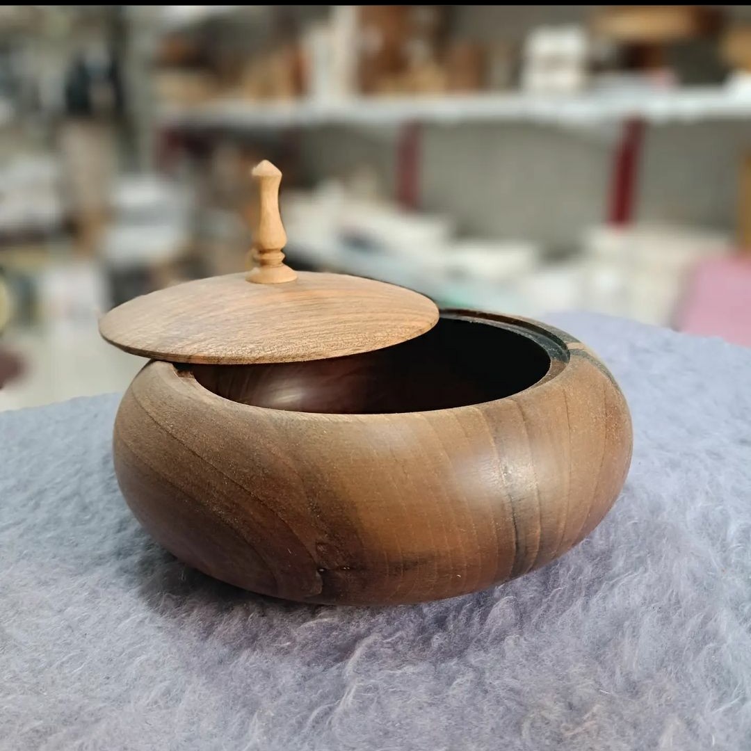 شکلاتخوری چوبی ،عمق 5 سانت،موجود در دو مدل پایه دار و ساده ،پایه خراطی شده،جنس چوب گردو