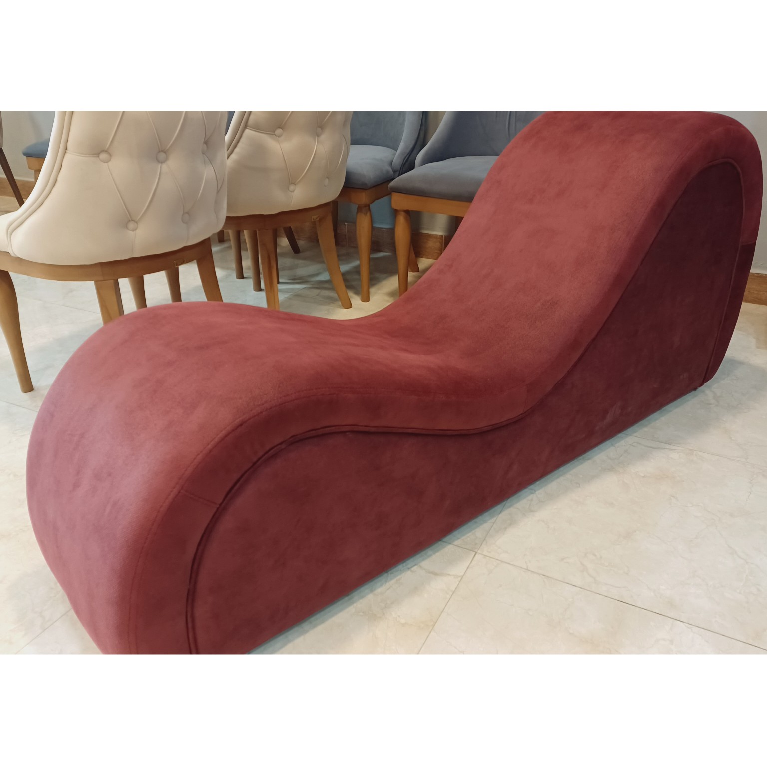 مبل لاو  الهام گرفته از فرم بدن انسان. مناسب استراحت جلو تلوزیون و اتاق خواب