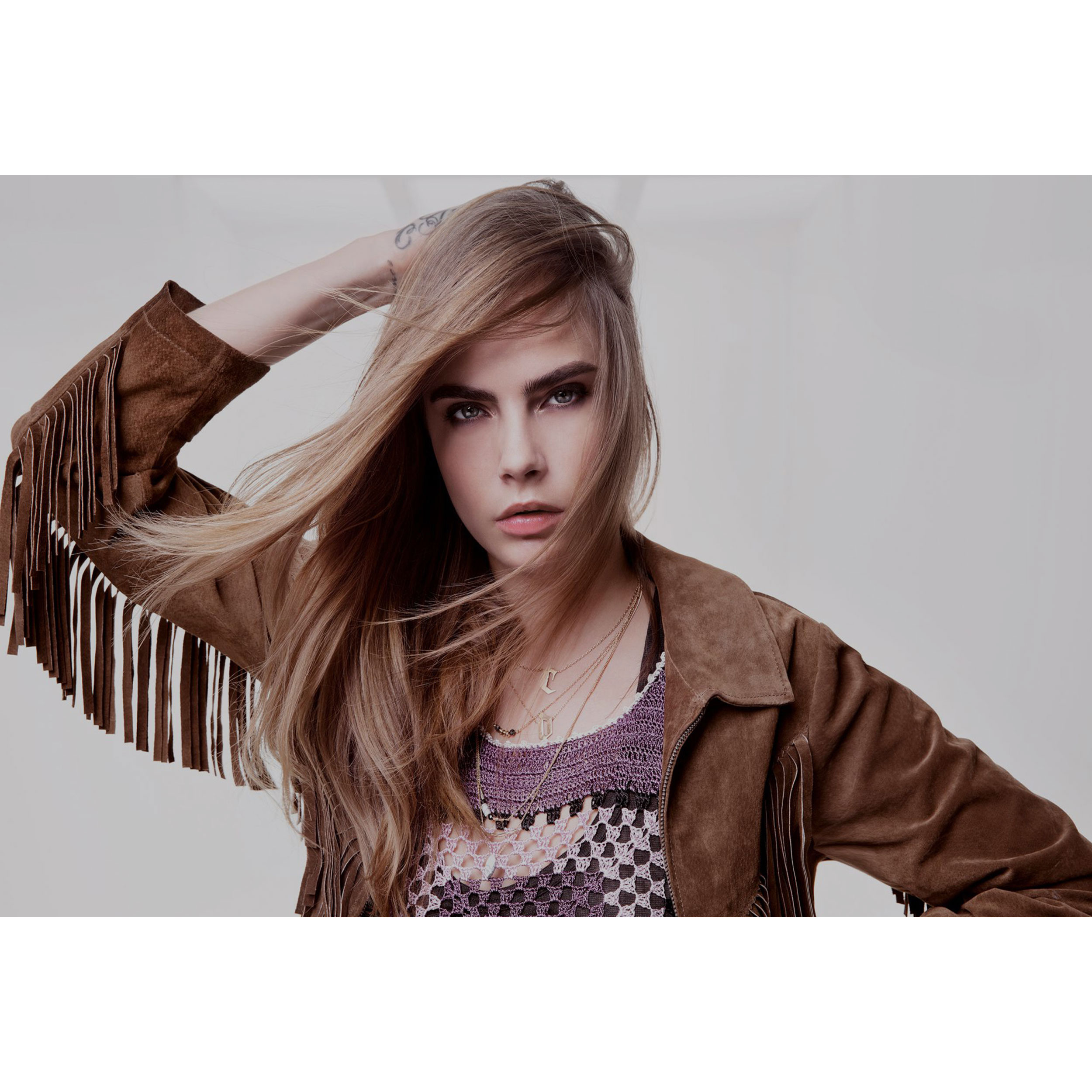 تابلو شاسی مدل بازیگر کارا جاسلین دلوین T6085