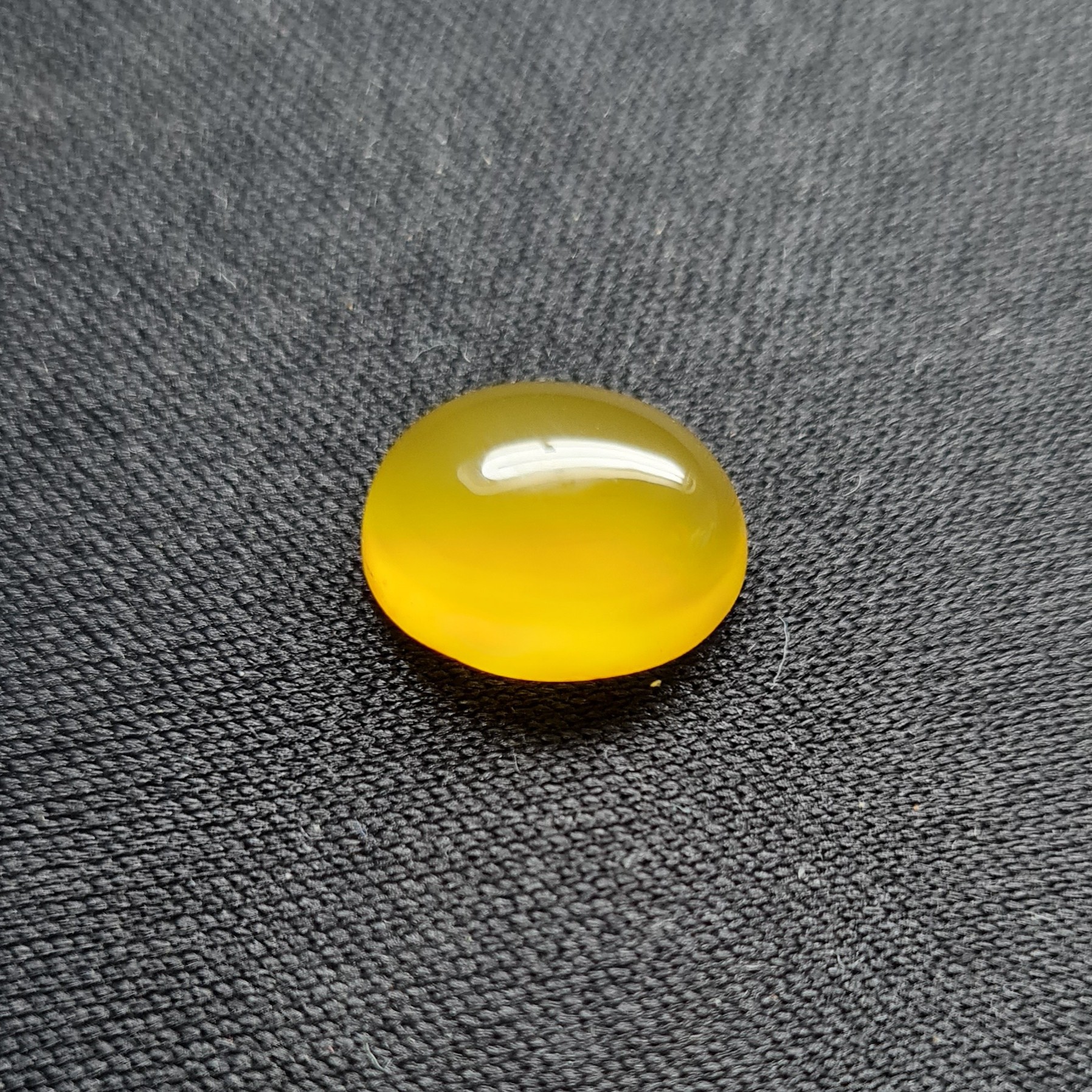 نگین عقیق زرد. مشخصات. طول  1.2 سانتی متر. عرض 1سانتی متر. ارتفاع 0.45 سانتی متر.