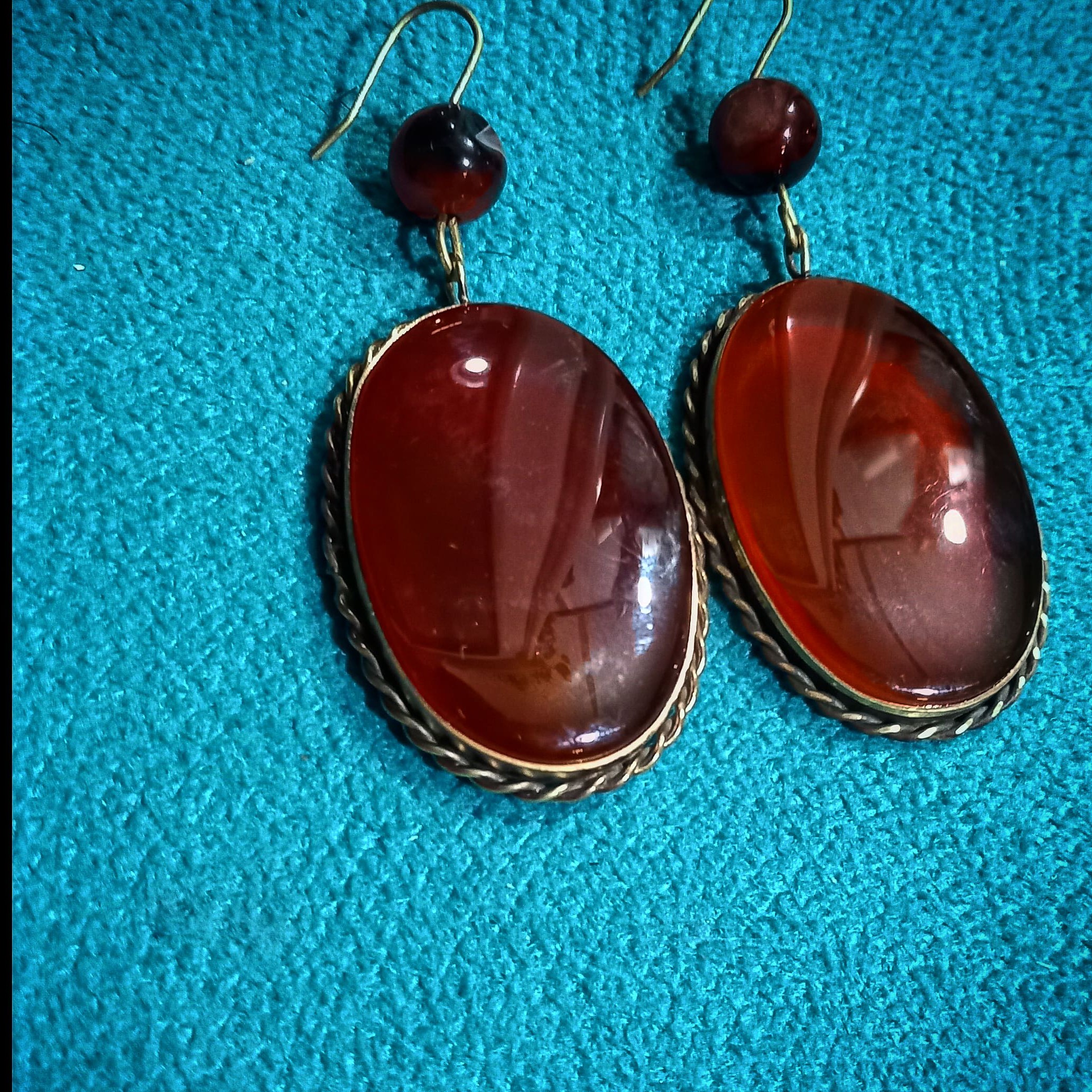 گوشواره برنجی تمام دست عقیق سرخ . قبول سفارش ساخت در ابعاد و رنگها ی مختلف سنگ . سفارش ساخت نقره و برنج