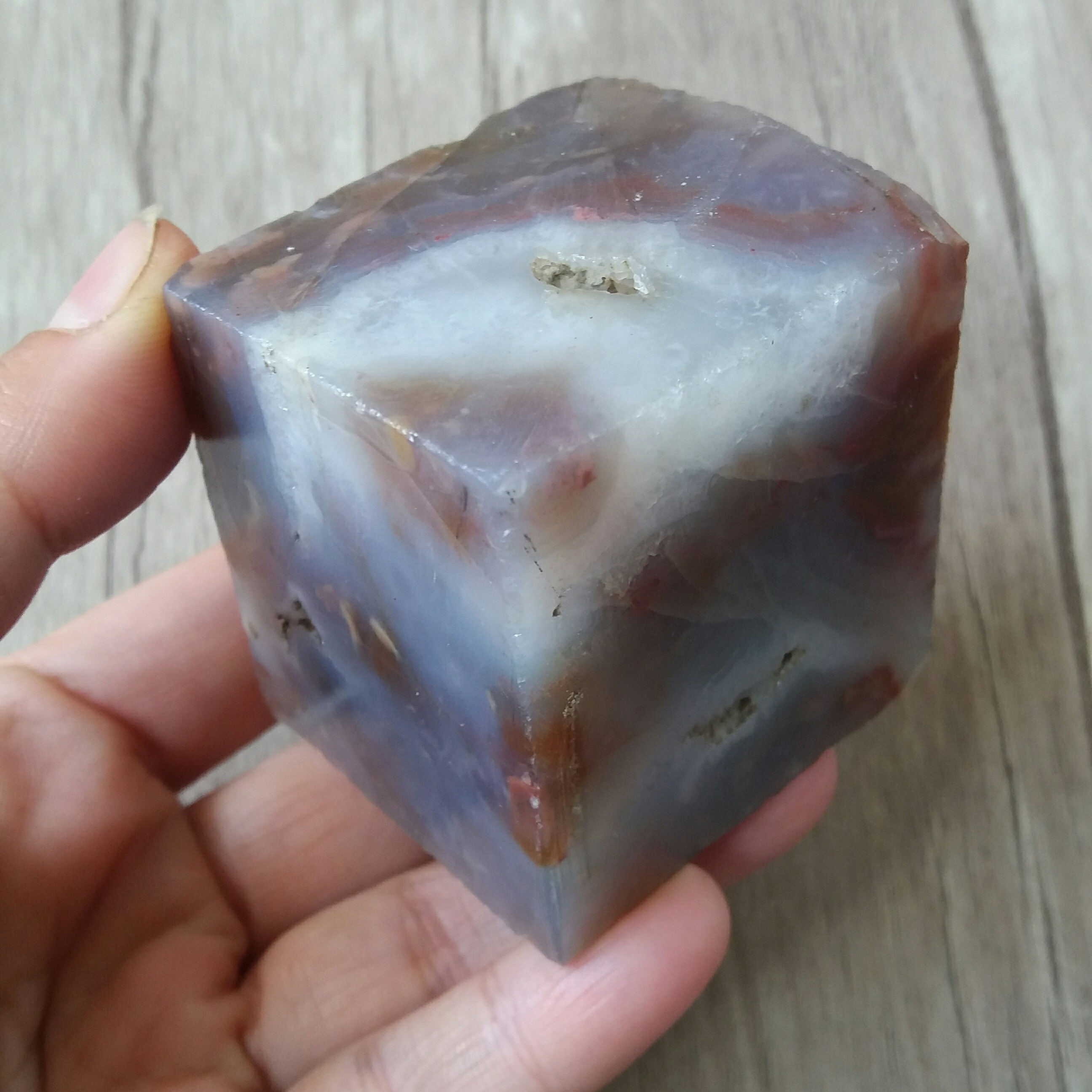 سنگ عقیق مکعبی ترکیب عقیق آبدار  گلدار  و عقیق ژئود و تاولی معدنی و اصل با رنگ طبیعی فوق کلکسیونی و نایاب مناسب دکور 