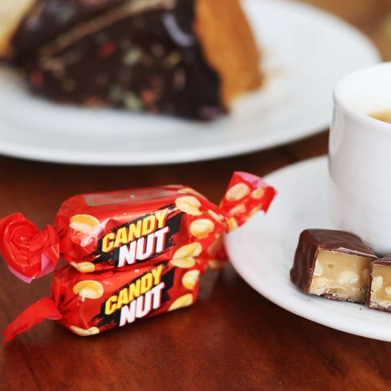 شکلات کندی نات روشن نیم کیلویی با مغز بادام زمینی