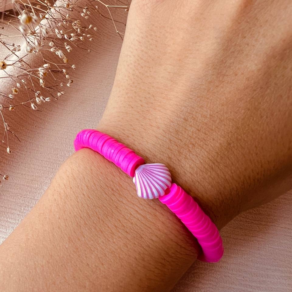 دستبند فیمو سرخابی با مهره صدف 