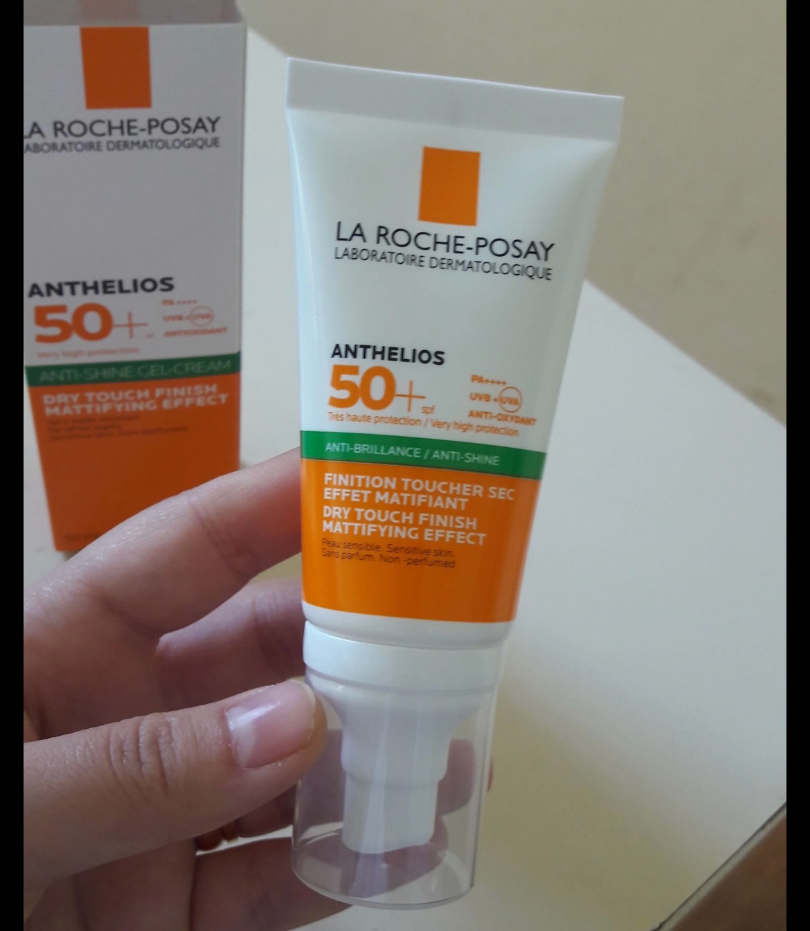 کرم ضد آفتاب لاروش پوزای بی رنگ فرانسه 50 میل 