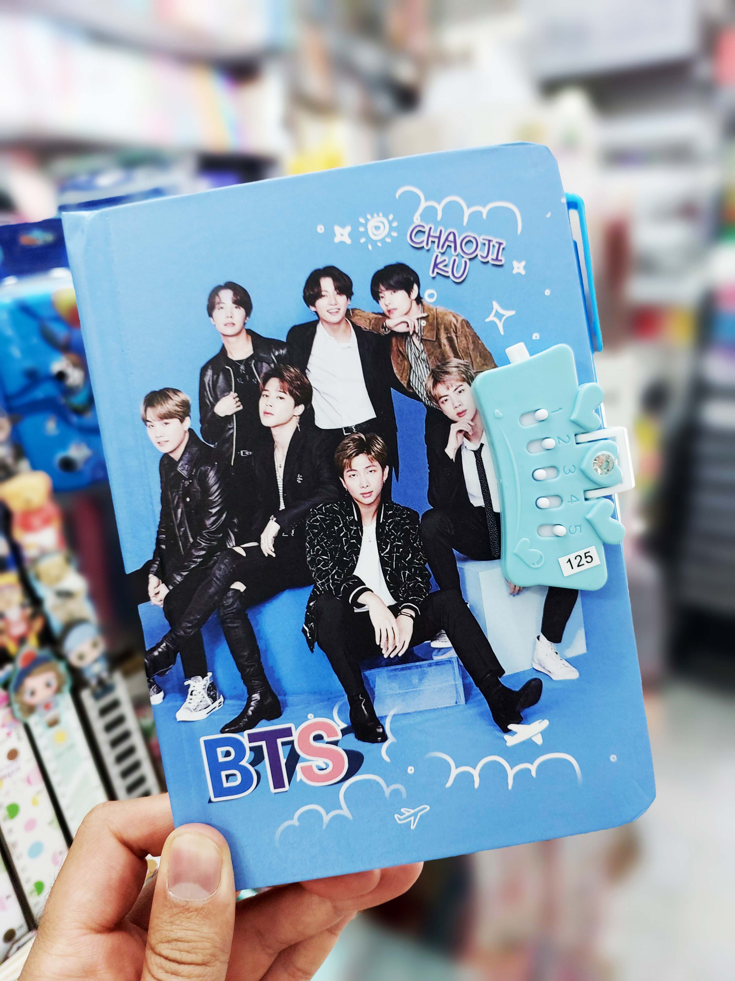 دفتر خاطرات جلد سخت رمزدار و خودکار طرح بی تی اس