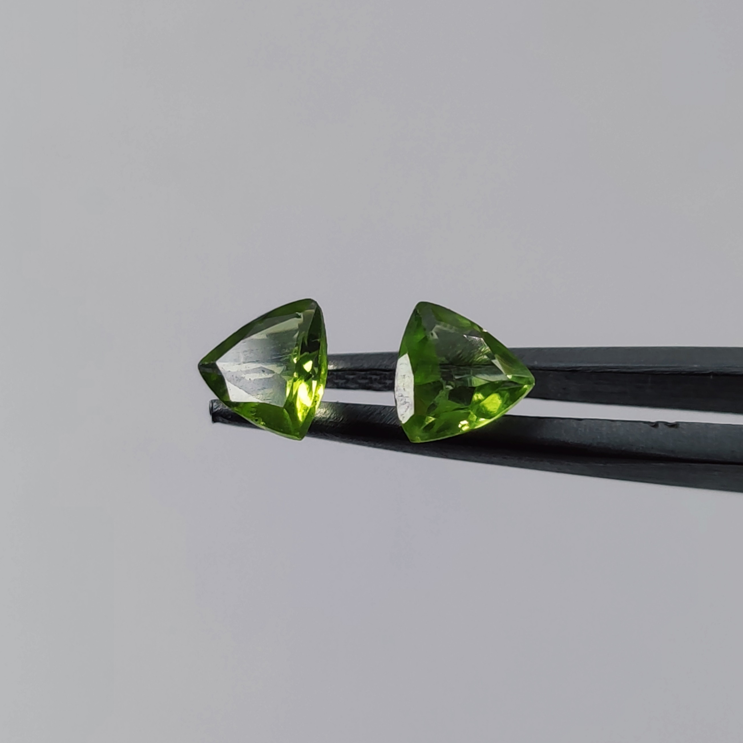 یک جفت نگین سنگ زبرجد معدنی آفریقا 