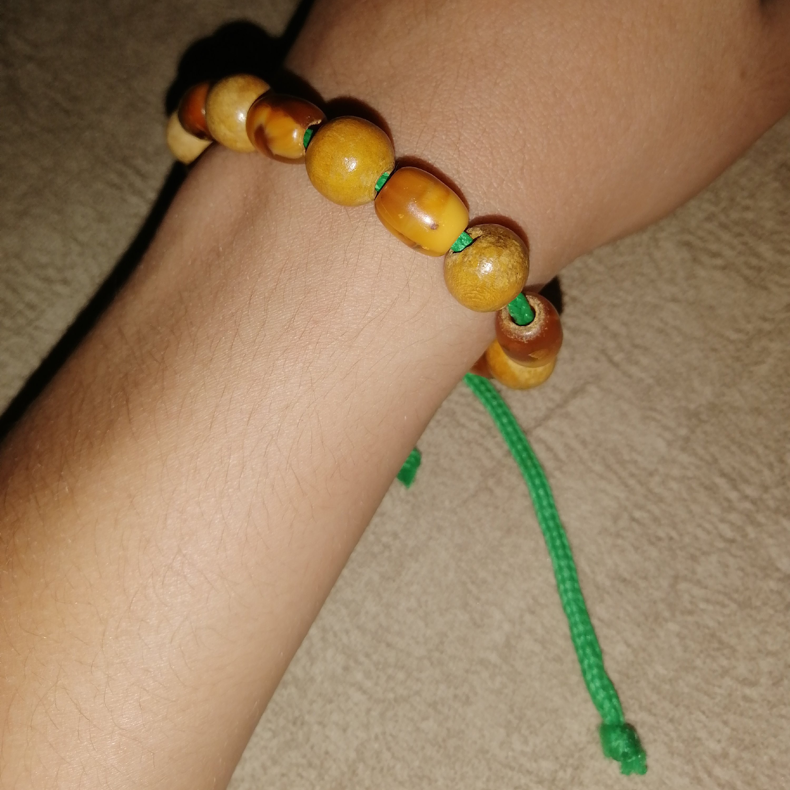 دستبند مهره‌ ای و نخی که سایز بندی هایی دارد و... 