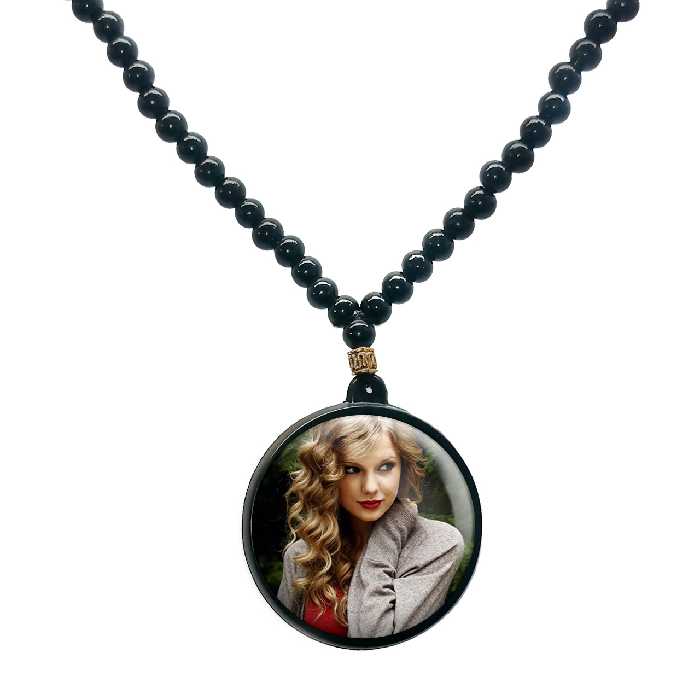 گردنبند پرمانه طرح تیلور سویفت کد pmd.118 مدل دو طرفه