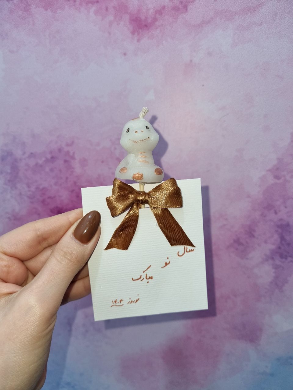 گیفت نوروزی هدیه نوروزی شمع دست ساز طرح مار سال جدید 1404 به صورت تک و عمده در رنگ بندی متنوع د دلخواه