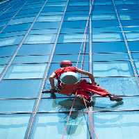 خرید و دانلود عکس کارگر شستشوی نما ساختمان برای تبلیغات و پروژه‌ها | پیک فاکس | Pic Fox