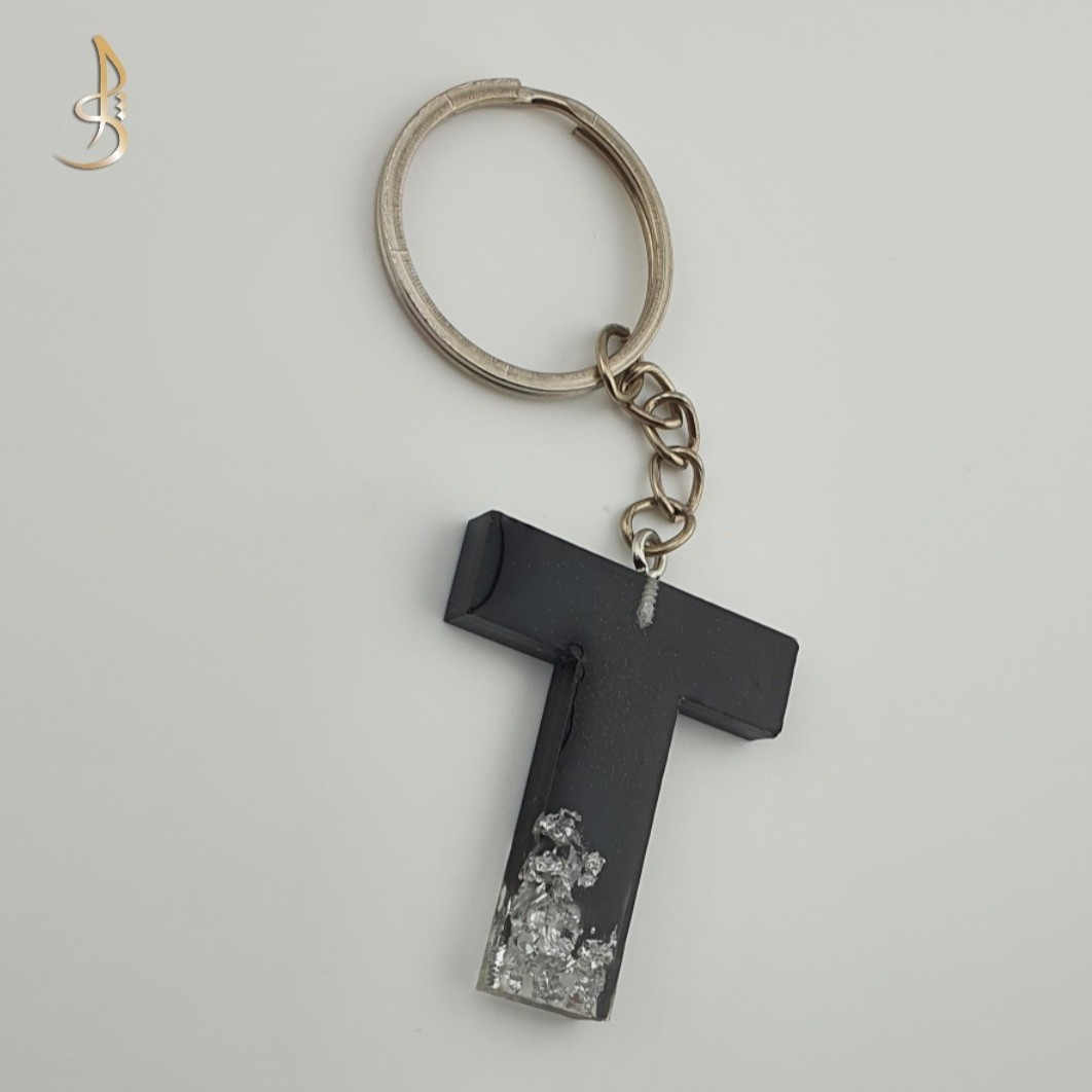 جاکلیدی رزینی حروف انگلیسی حرف T مشکی و ورق نقره ای کد 004 (جاسوئیچی )