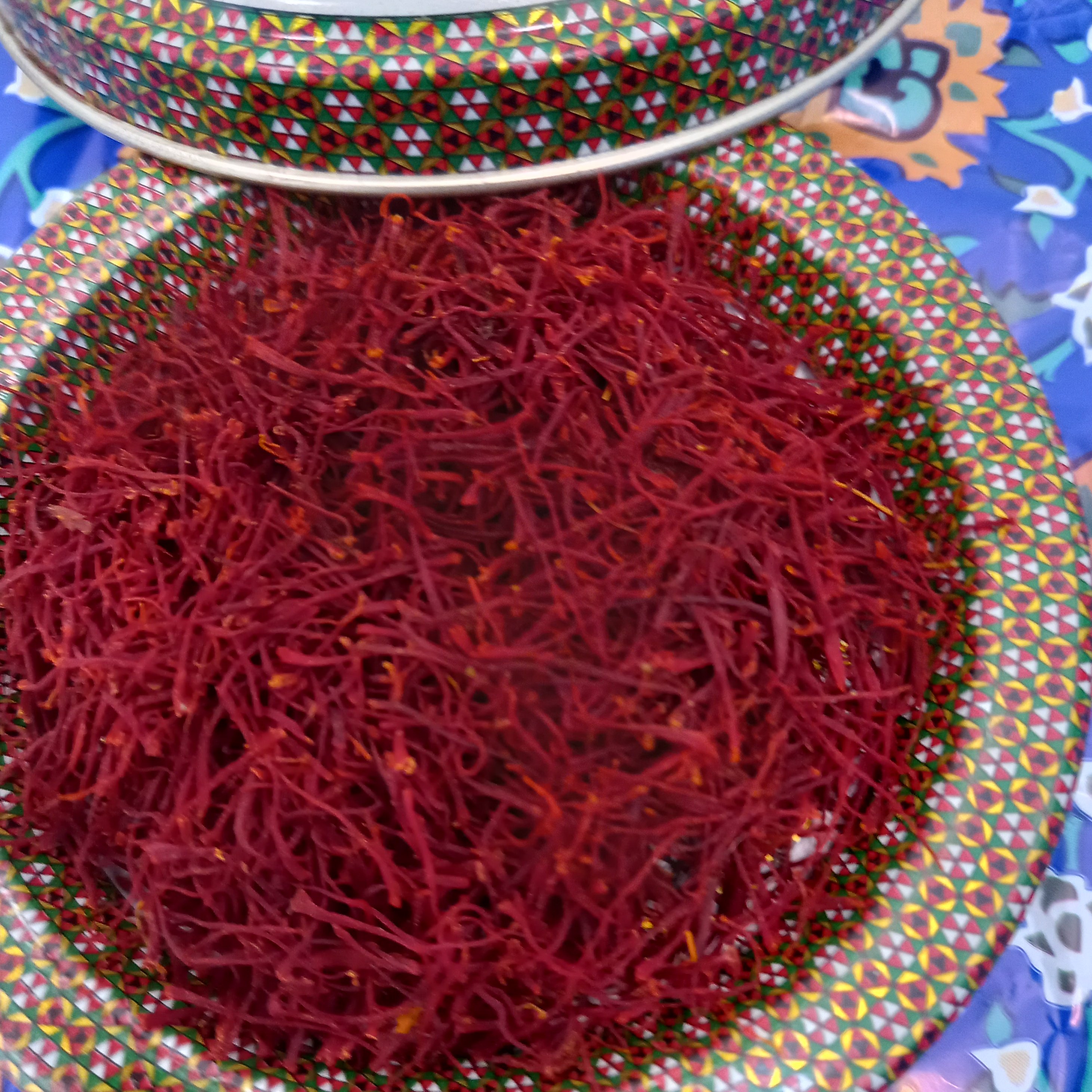 زعفران سرگل ممتاز  یک مثقالی یادگار خورزاد در ظروف خاتم