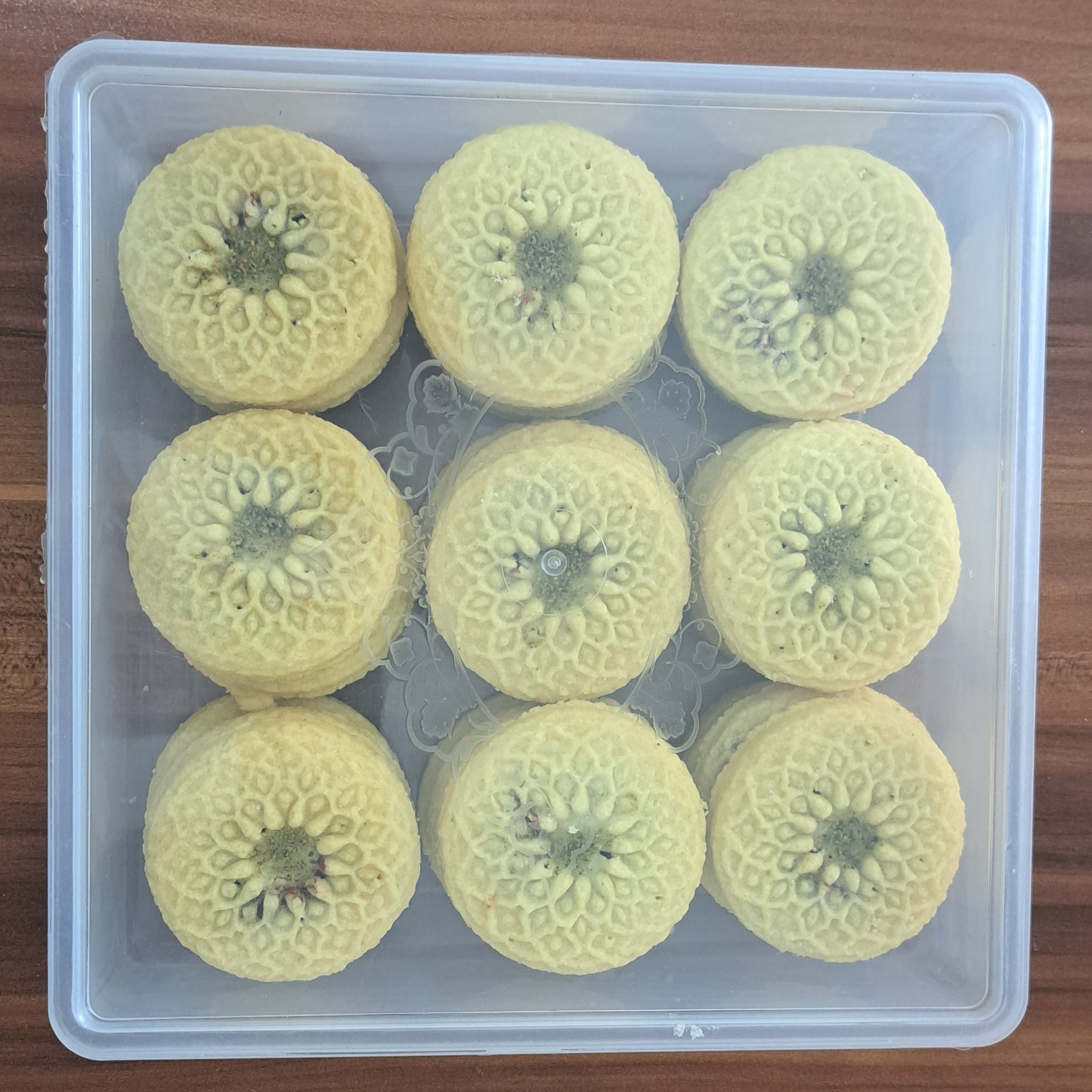شیرینی کلمپه سنتی پسته ای در ظروف پلاستیکی مستحکم