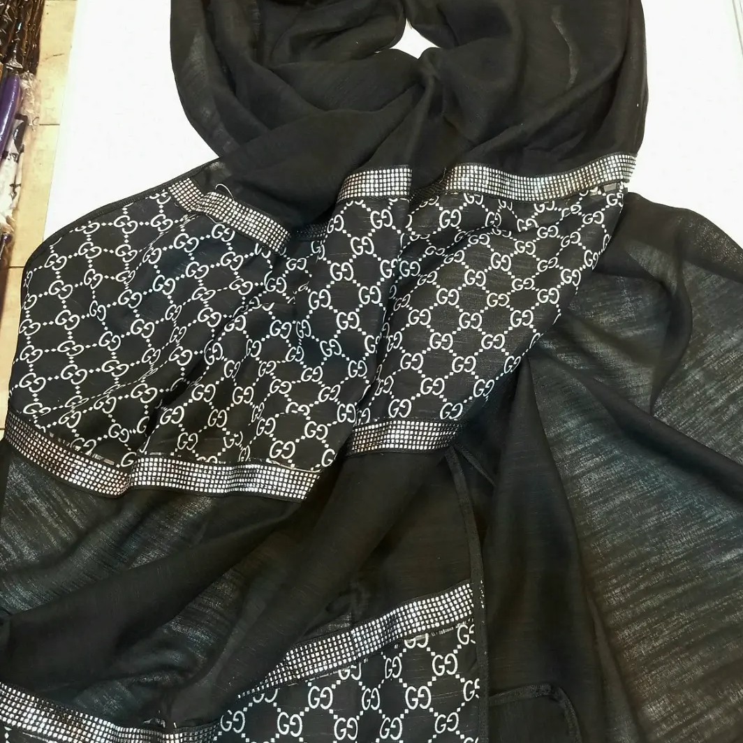 شال نخی بهاره حاشیه مزونی قواره 80 در 2متر تک رنگ مشکی در دو طرح فندی و گوچی کیفیت نخ وایستایی عالی روی سر