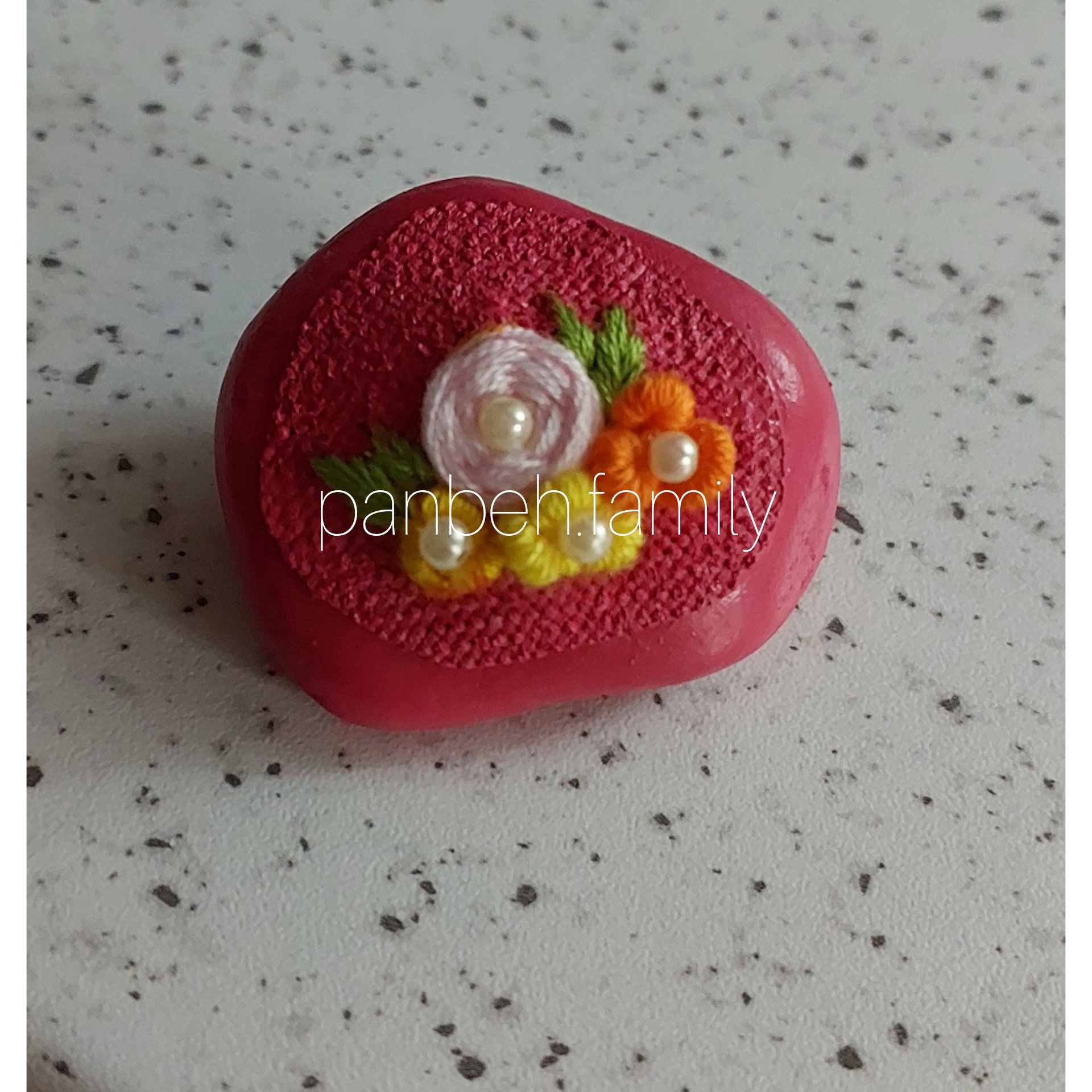 سنگ گلدوزی شده با دست