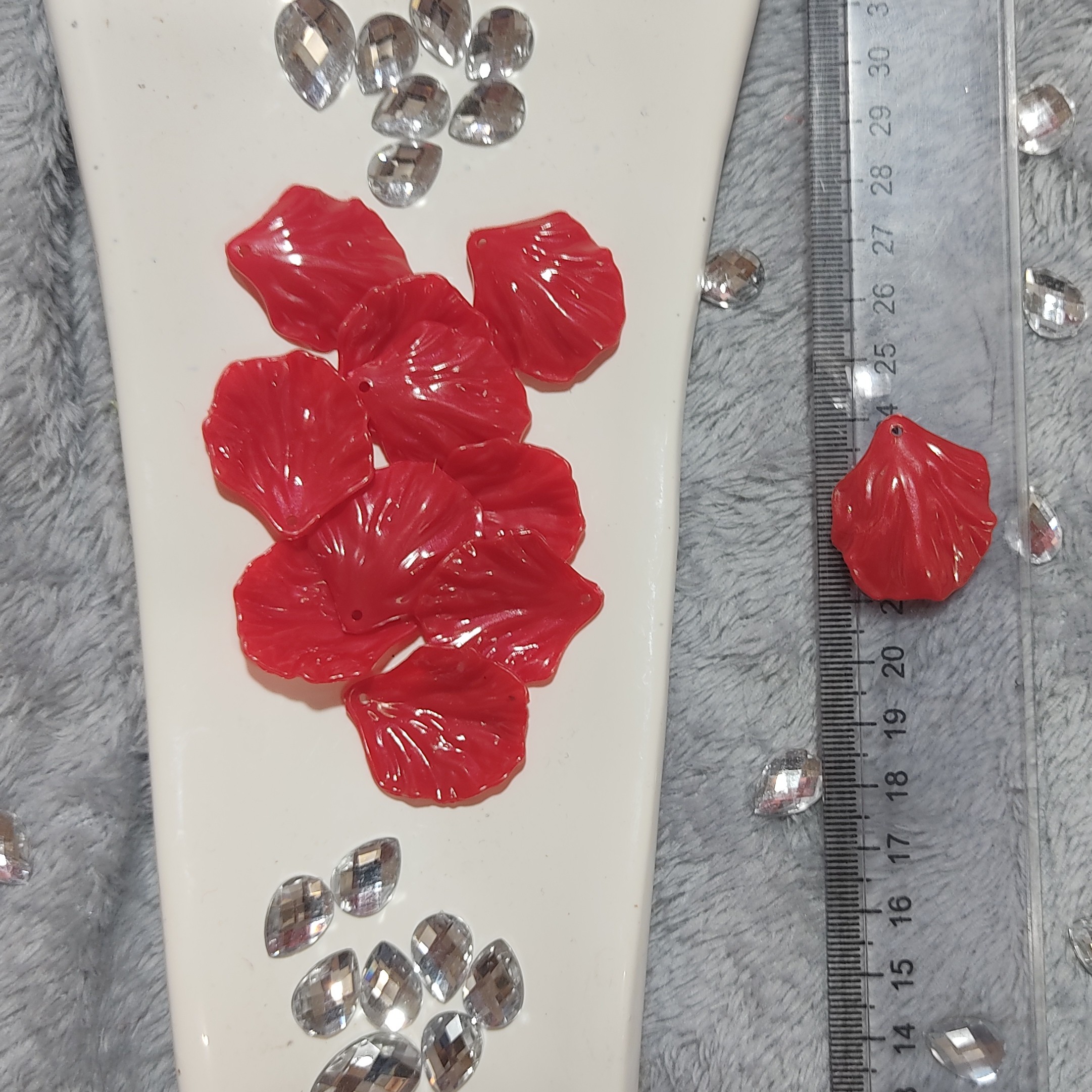 گلبرگ شقایق رنگ قرمز سرامیکی براق سایز متوسط بسته 50 عددی- گلبرگ کریستال لوازم گلسازی خارجی 