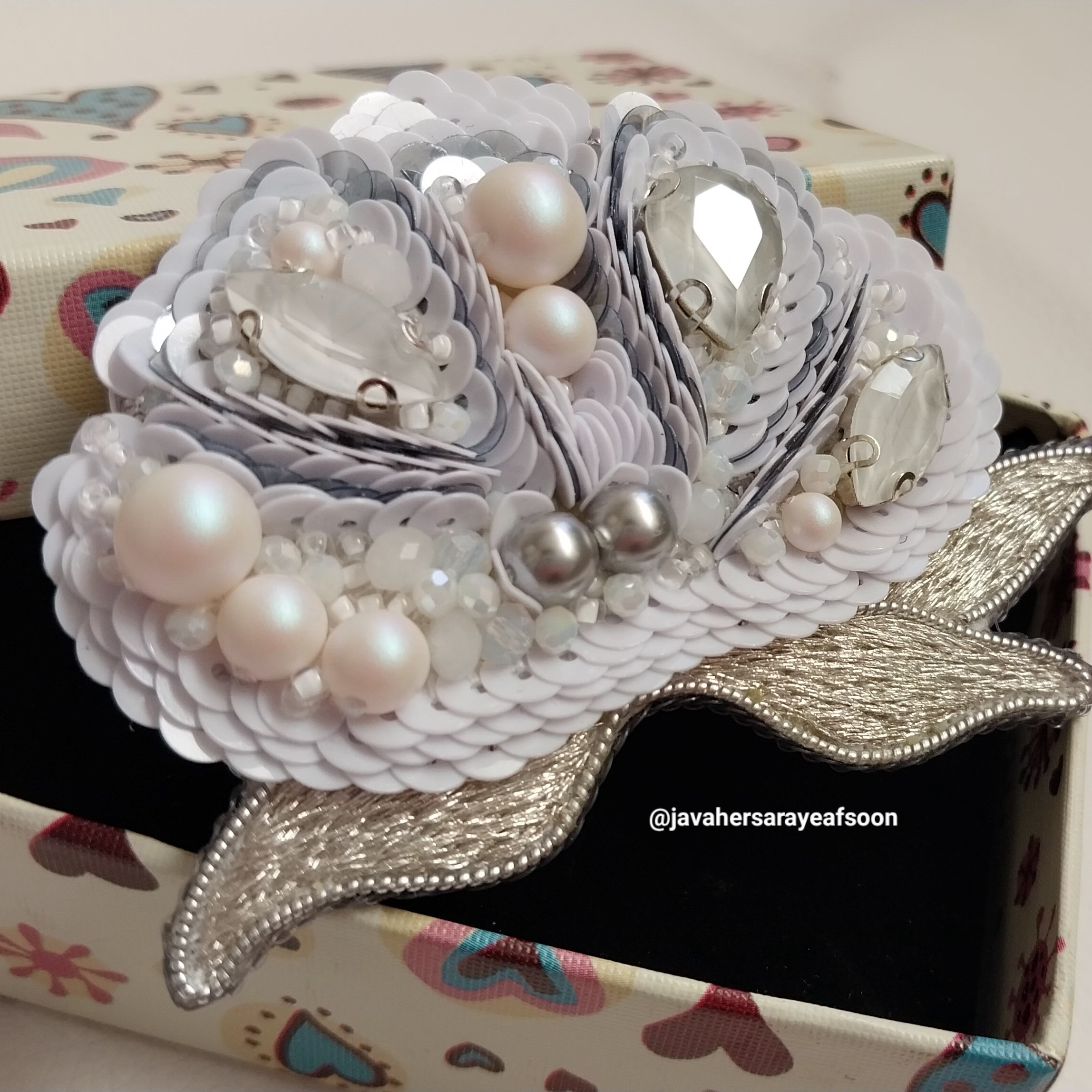 گلسینه جواهردوزی فاخر و لوکس پیونی