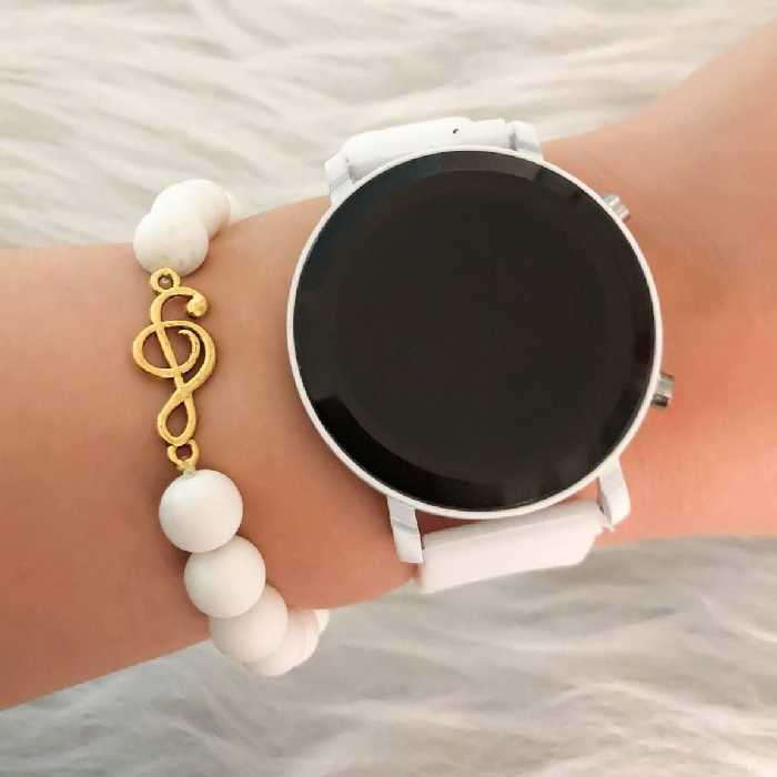 ست ساعت ال ای دی بندژله ای گرد سفید همراه با دستبند مهره ای سفید رنگ
کیفیت عالی