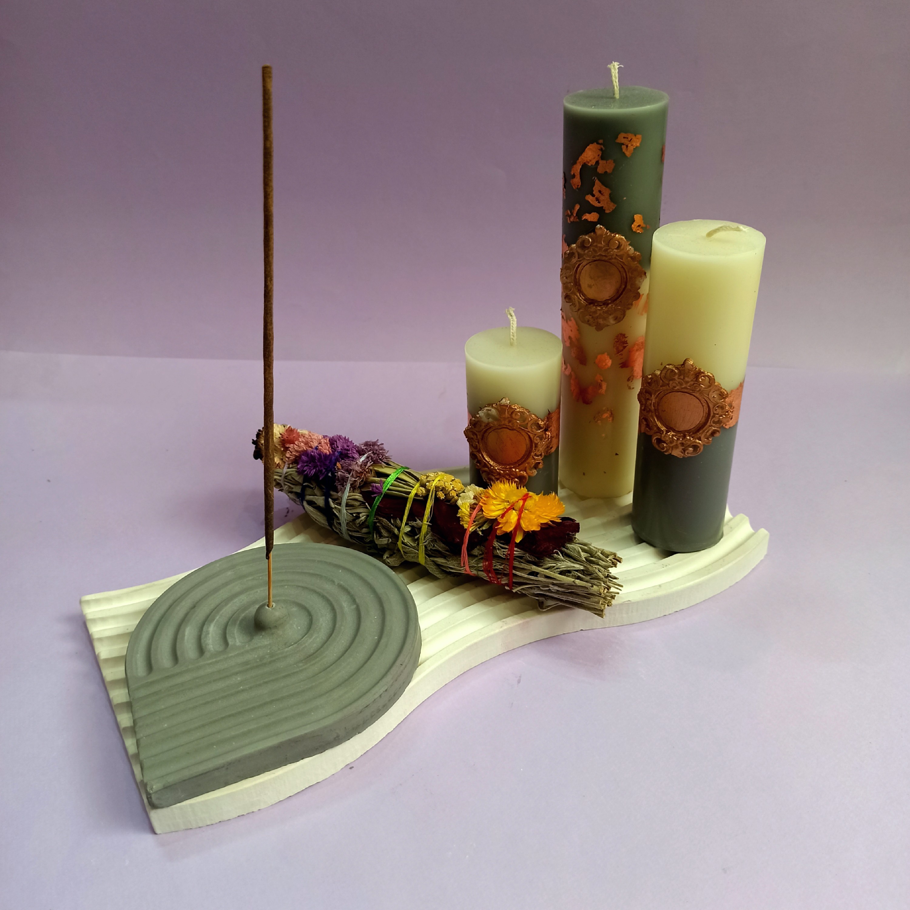 ست دکوری استند بتنی، سه سایز شمع استوانه، جاعودی و اسماج سایز متوسط و یک هدیه ویژه سورپرایزی