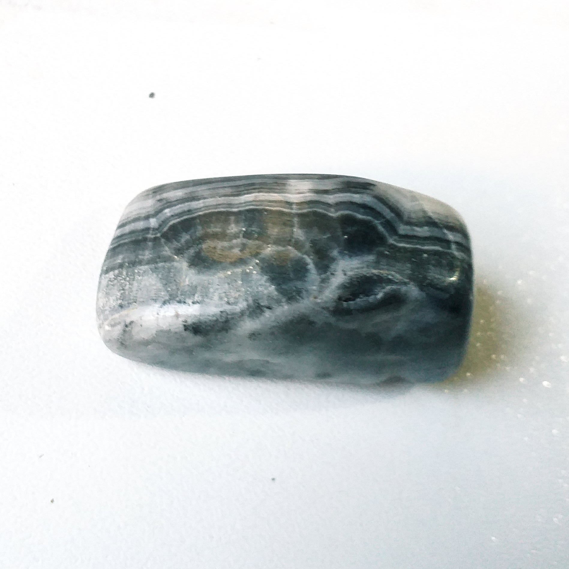 تامبل گونیت مشکی بسیار دیدنی اصل و معدنی با کیفیت،رنگ و قیمت عالی،از قوی ترین سنگهای مناسب برای پاکسازی،(28گرم)،(کدT137)