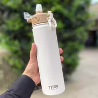 فلاسک استیل دوجداره برند tyeso اصل با حجم 750 میلی لیتر با درب اسان نوش و پیچی و نی دار