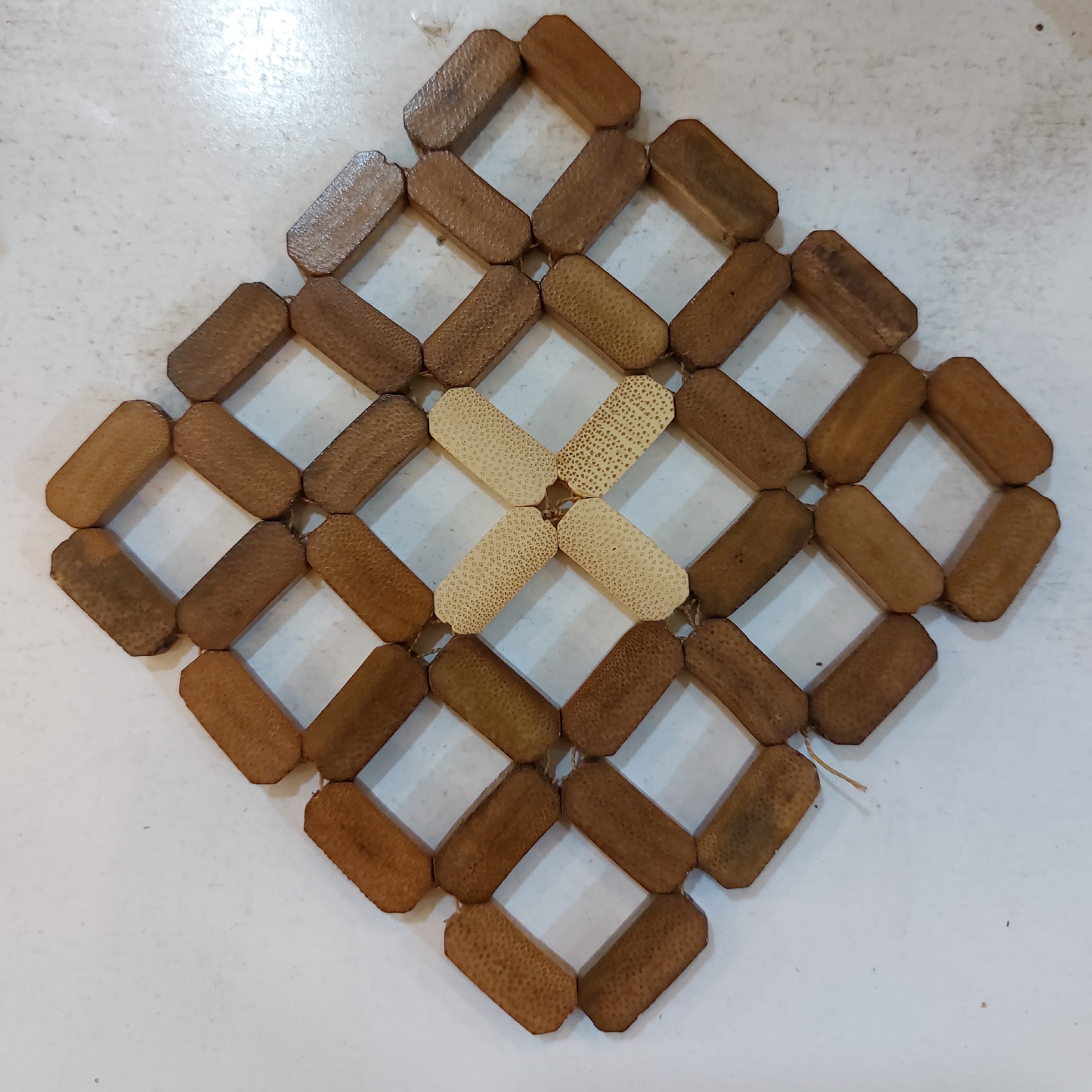 زیر قابلمه ای بامبو مهره ای دورنگ