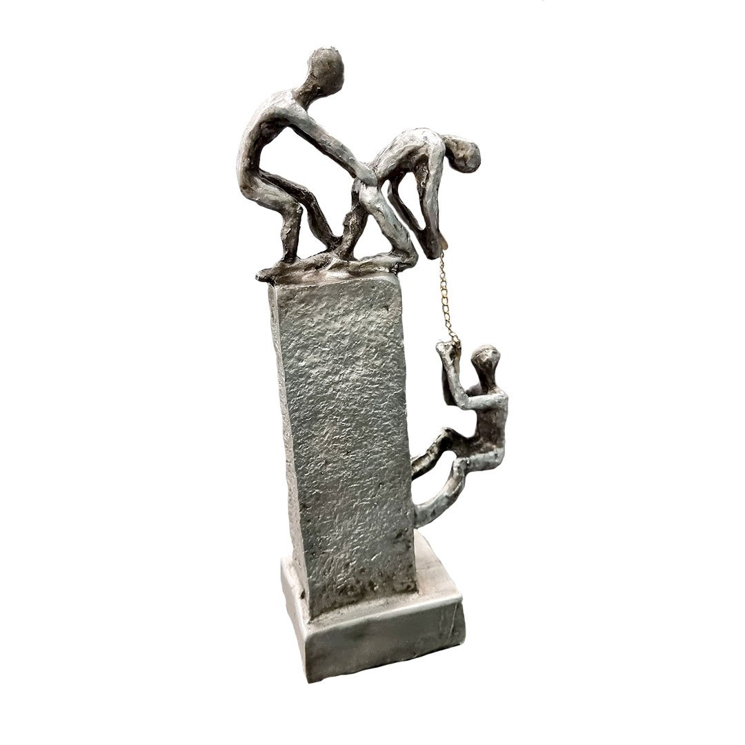 مجسمه دکوری زنجیر تلاش نقره ای پلی استری