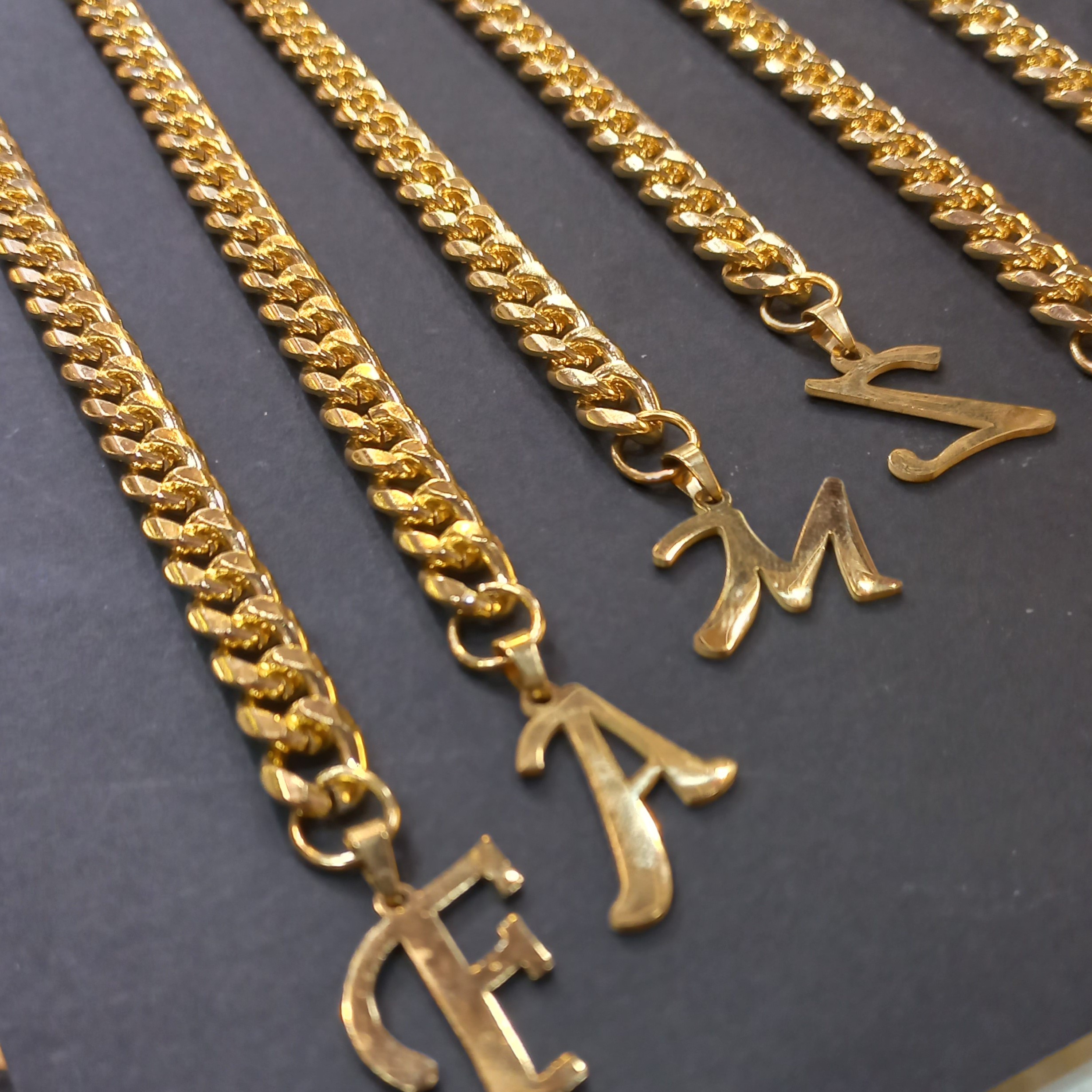 عمده دستبند کارتیر رنگ ثابت با پلاک استیل حروف لاتین فوق العاده کیفیت عالی