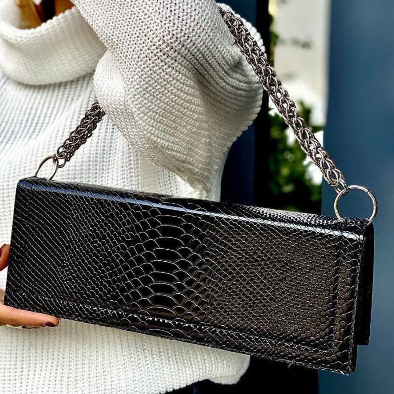 پاسپورتی کشیده
در2طرح جذاب کیفیت دوخت عالی
جنس ورنی پوست ماری و آنالین ساده خارجی
سایز12در32 دستی  بسیار جادار و سبک