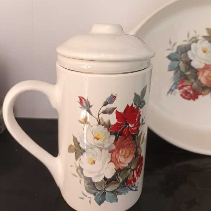 جای دمنوشی سفالی ، رنگ گل گلی با زمینه ی  سفید بسیار زیبا و کاربردی  برای هدیه دادن به عزیزان تان بسیار  دلبر و زیباست